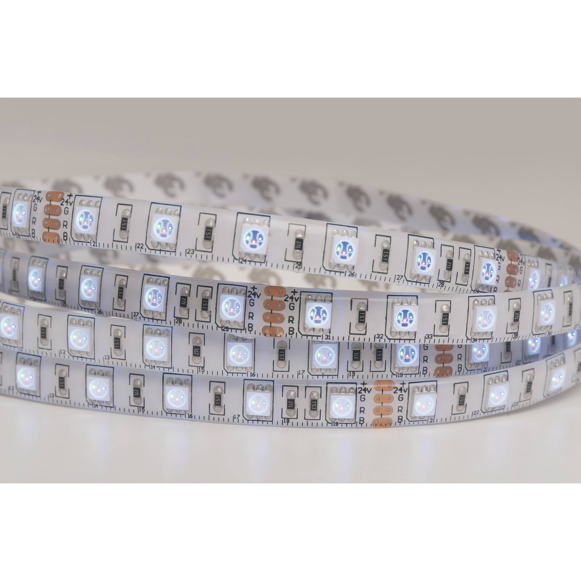 Aufgerollte LED-Streifenleuchten, die mit hellem weißem Licht auf neutralem Hintergrund leuchten.