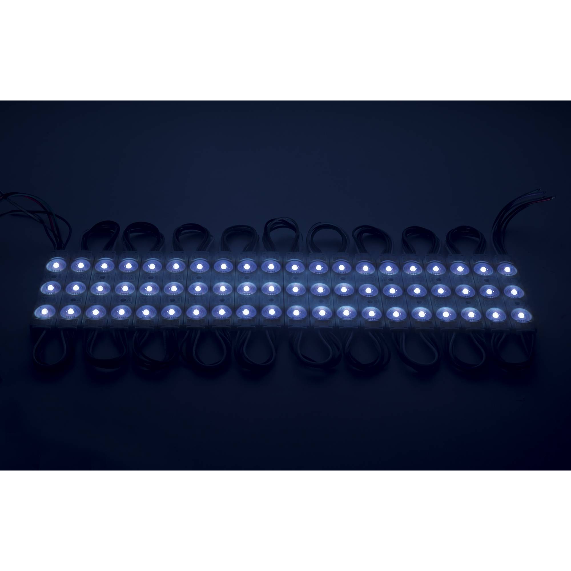 Eine Ansammlung von LED-Leuchten in einem Rastermuster angeordnet, die gegen einen dunklen Hintergrund mit einem kühlen weißen Farbton glühen.