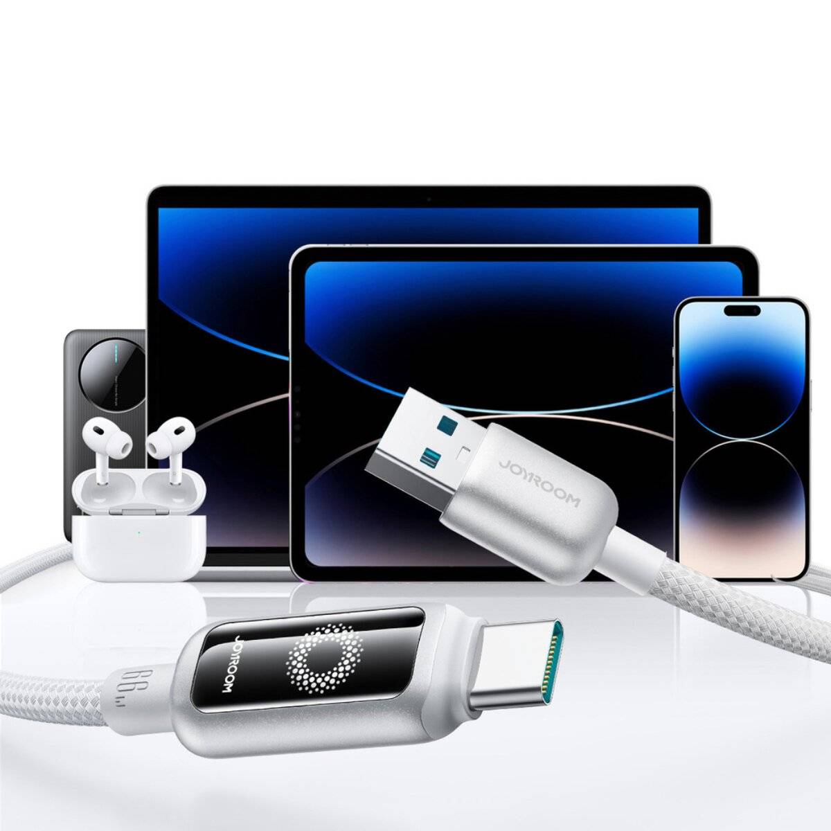 Sammlung elektronischer Geräte, darunter Tablets, Smartphones, kabellose Ohrhörer und Ladekabel auf einer reflektierenden weißen Oberfläche.