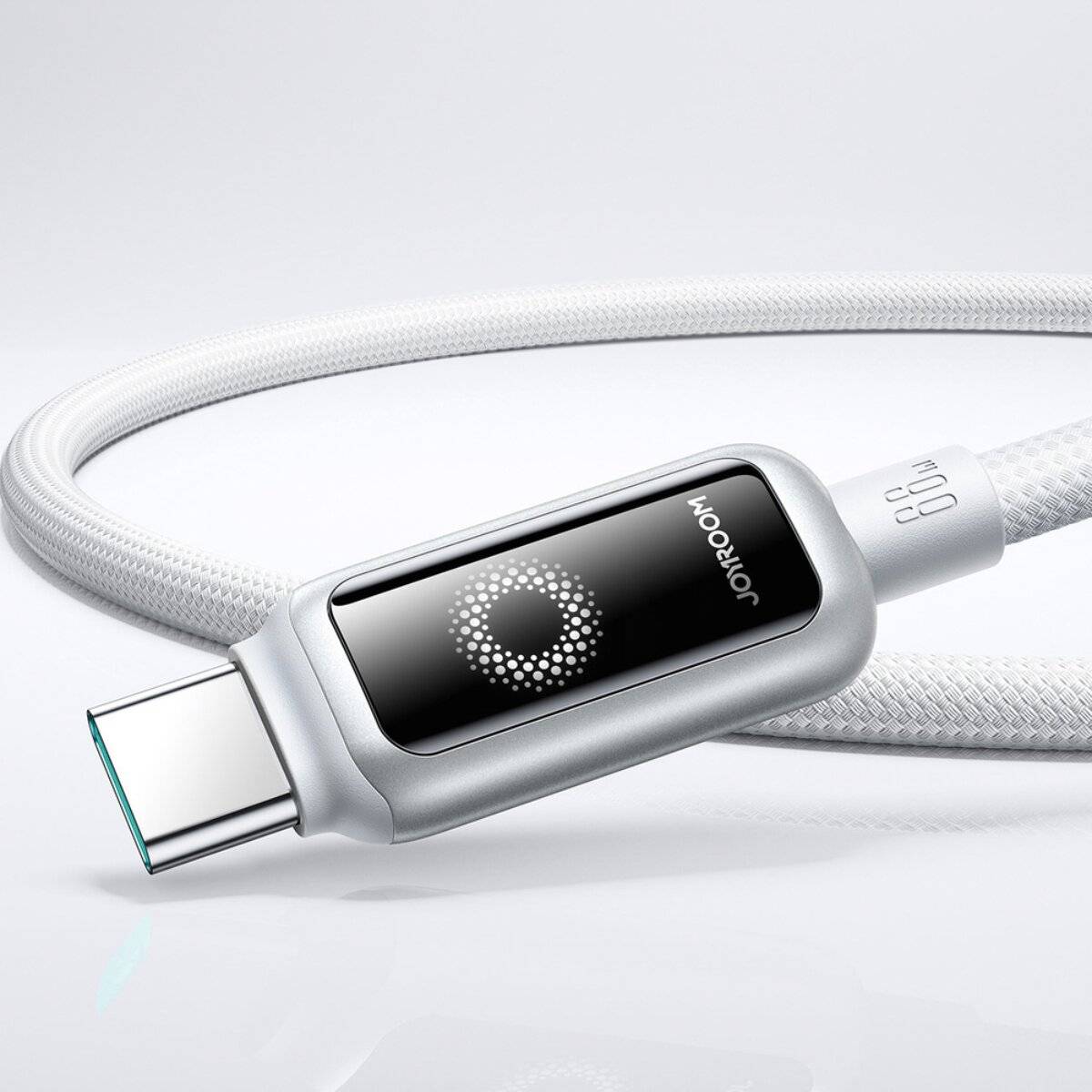 USB-C-Kabel mit schlankem metallischem Anschluss, gekennzeichnet mit 'JOYROOM', und geflochtener Außenseite, was auf Langlebigkeit und Hochgeschwindigkeitsladen hinweist.