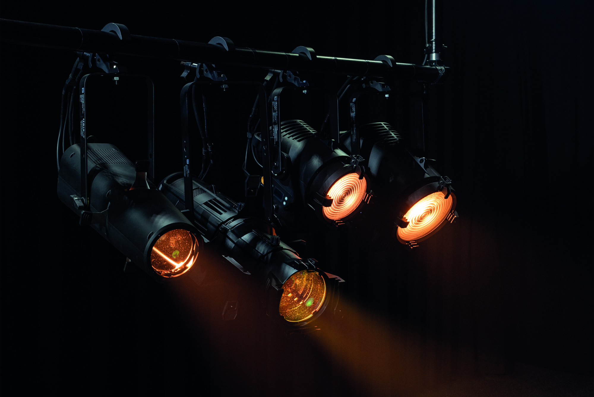 Showtec Performer Profile Zoom 150 Q6 150 W RGBACL Theater-LED-Scheinwerfer