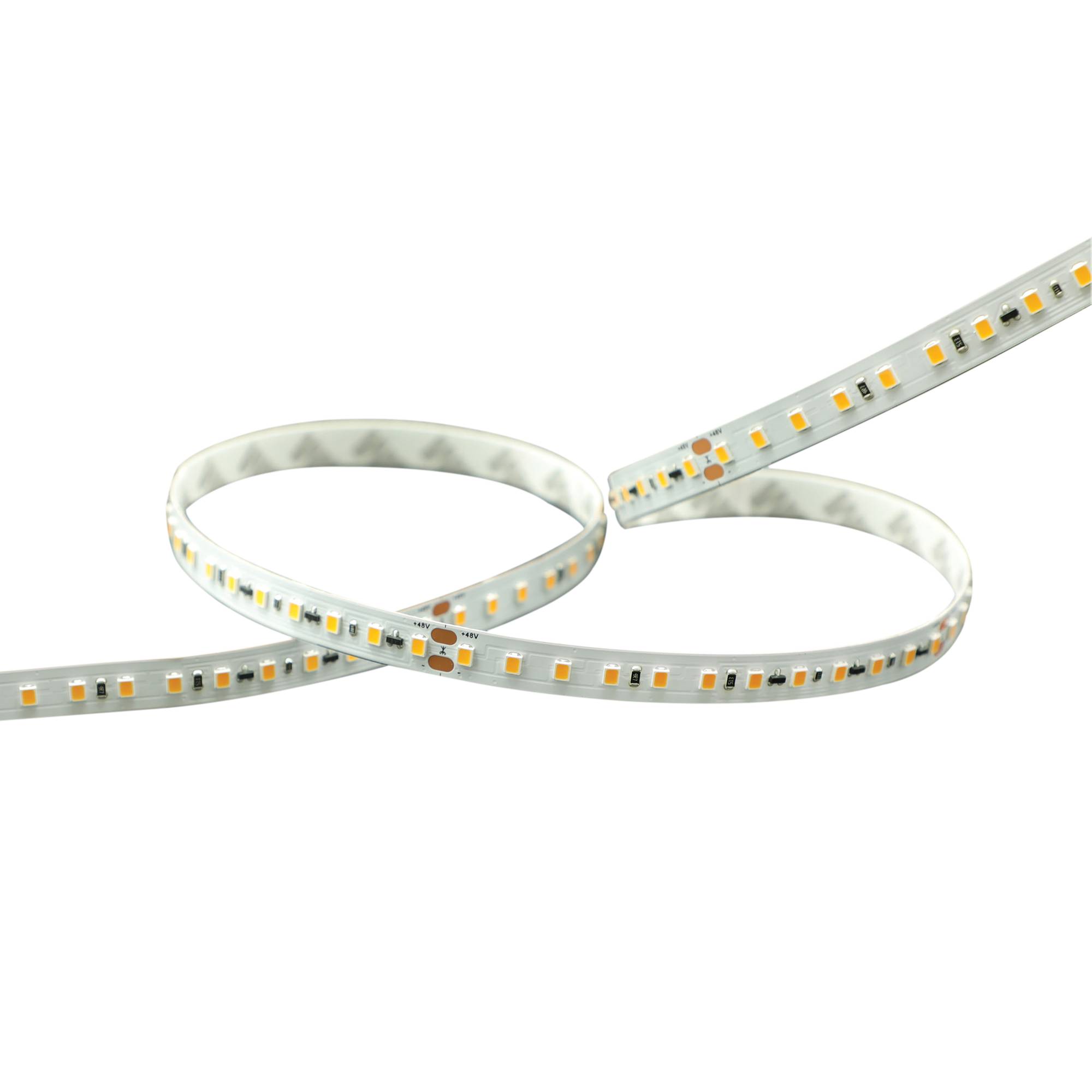 Eine moderne Tischlampe mit weißem Schirm und schlankem Ständer, die weiches Licht auf eine strukturierte weiße Wand wirft und ein minimalistisches Ambiente schafft.