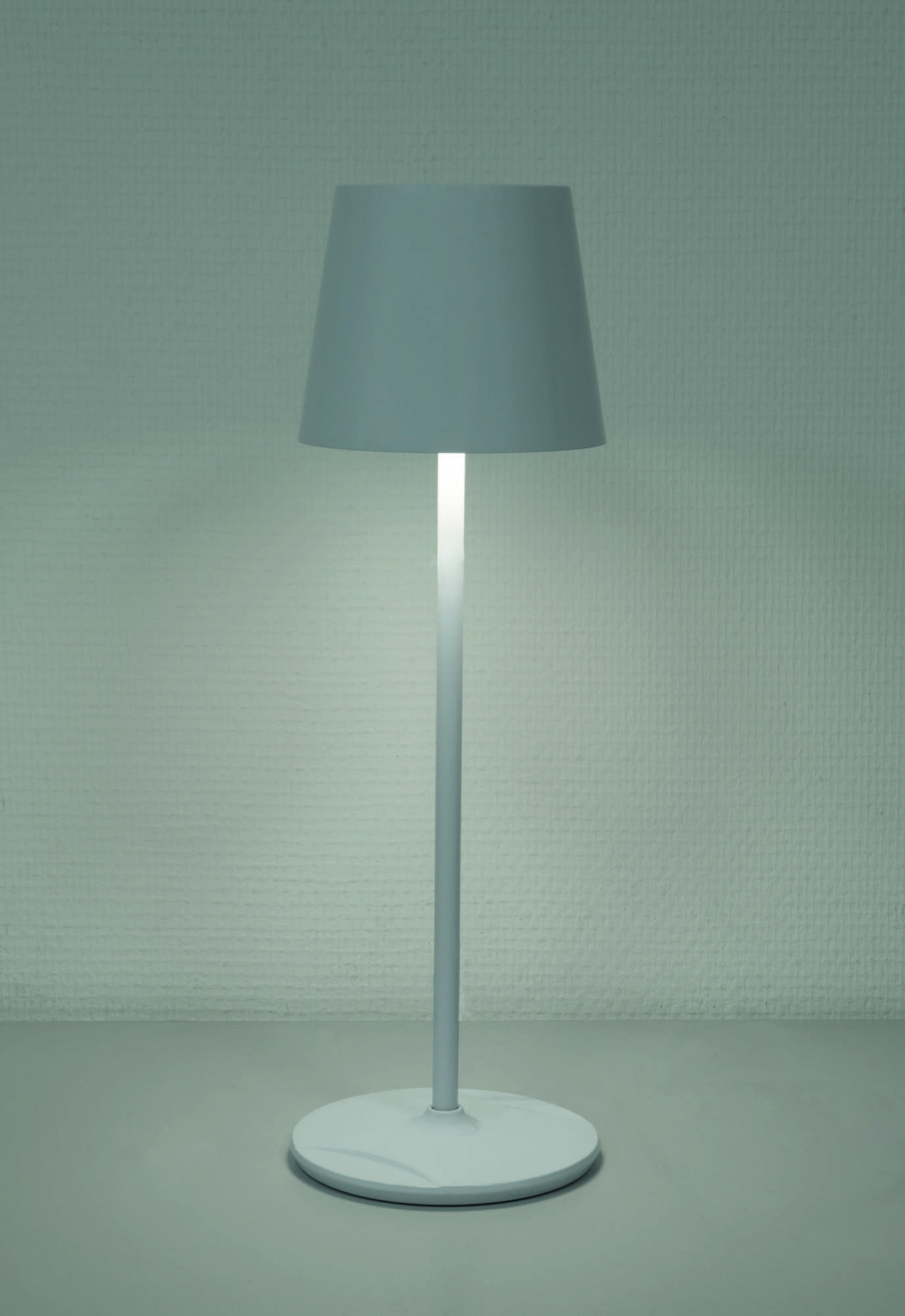 Showtec EventLITE Table-SW WW- CW IP54 Batterie-LED-Lampe - weiß