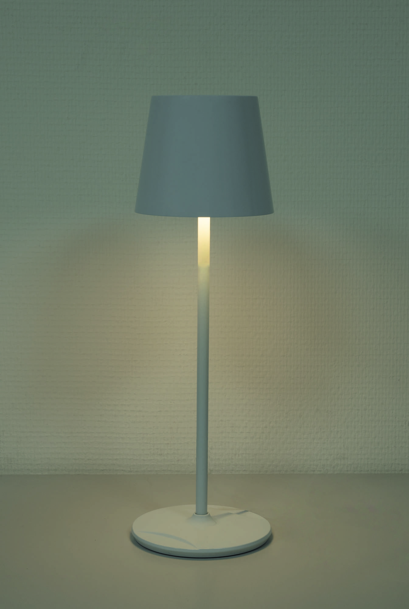 Showtec EventLITE Table-SW WW- CW IP54 Batterie-LED-Lampe - weiß