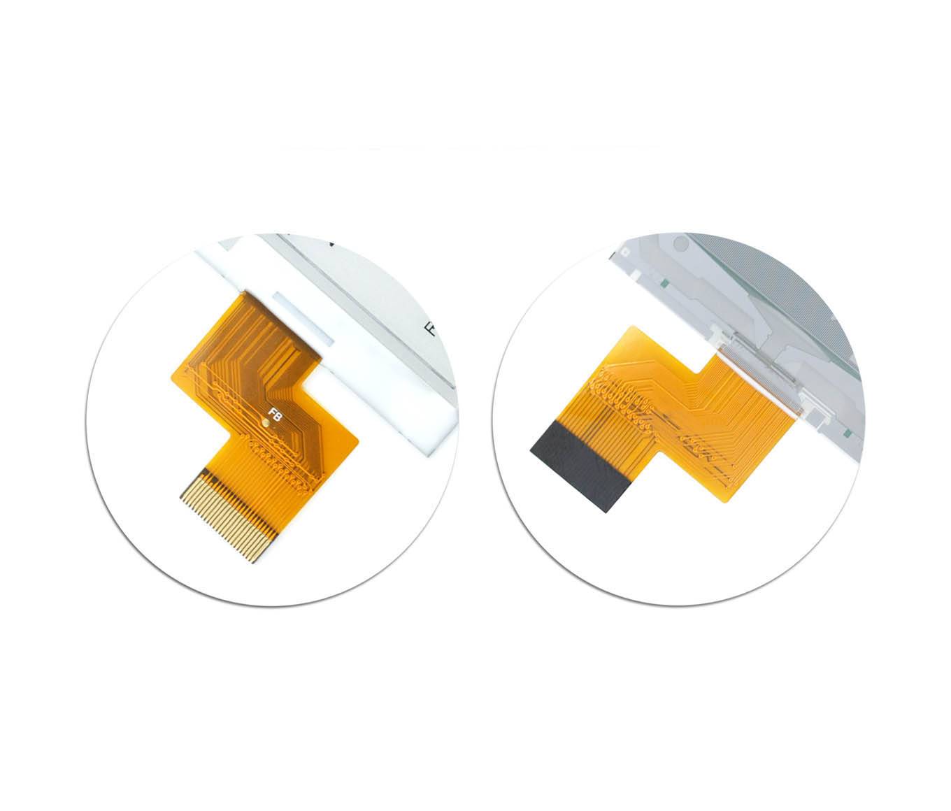 Nahaufnahme von zwei flexiblen elektronischen Steckern mit goldfarbenen Schaltkreismustern und flachen Kabelenden, nebeneinander vor weißem Hintergrund.