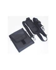Eine schwarze Gadget-Tasche mit abnehmbaren Riemen wird auf weißem Hintergrund gezeigt.
