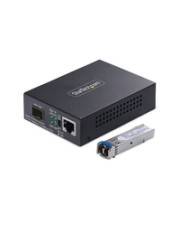 Ein schwarzer Media-Converter mit einem begleitenden kleinen Transceiver-Modul, das für Netzwerkverkabelungsverbindungen verwendet wird.