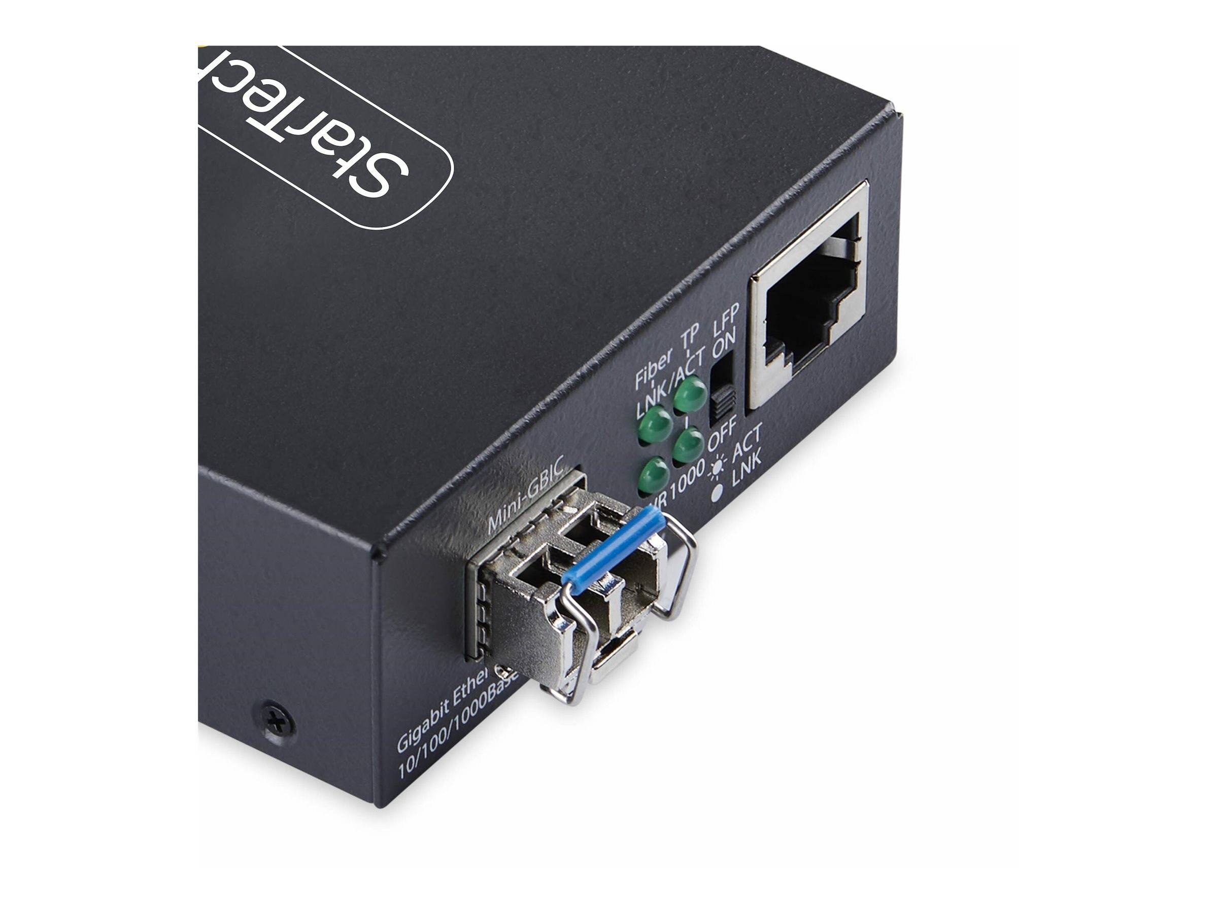 Nahaufnahme eines schwarzen industriellen Ethernet-Medienkonverters mit RJ45-Anschluss, Faseroptik-Stecker, Status-LEDs und 