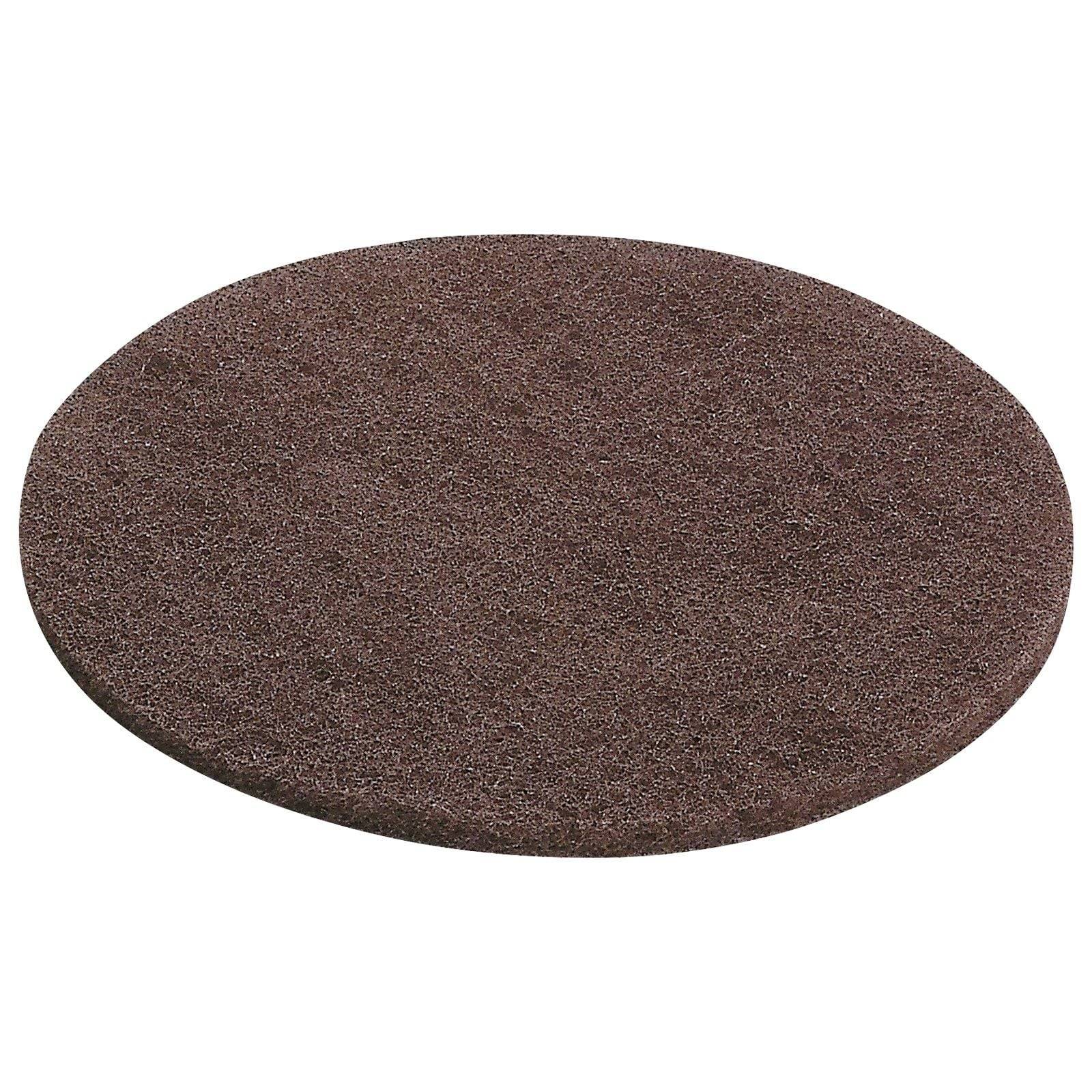 Ein rundes, braunes Bodentuch zum Reinigen oder Polieren von Oberflächen.