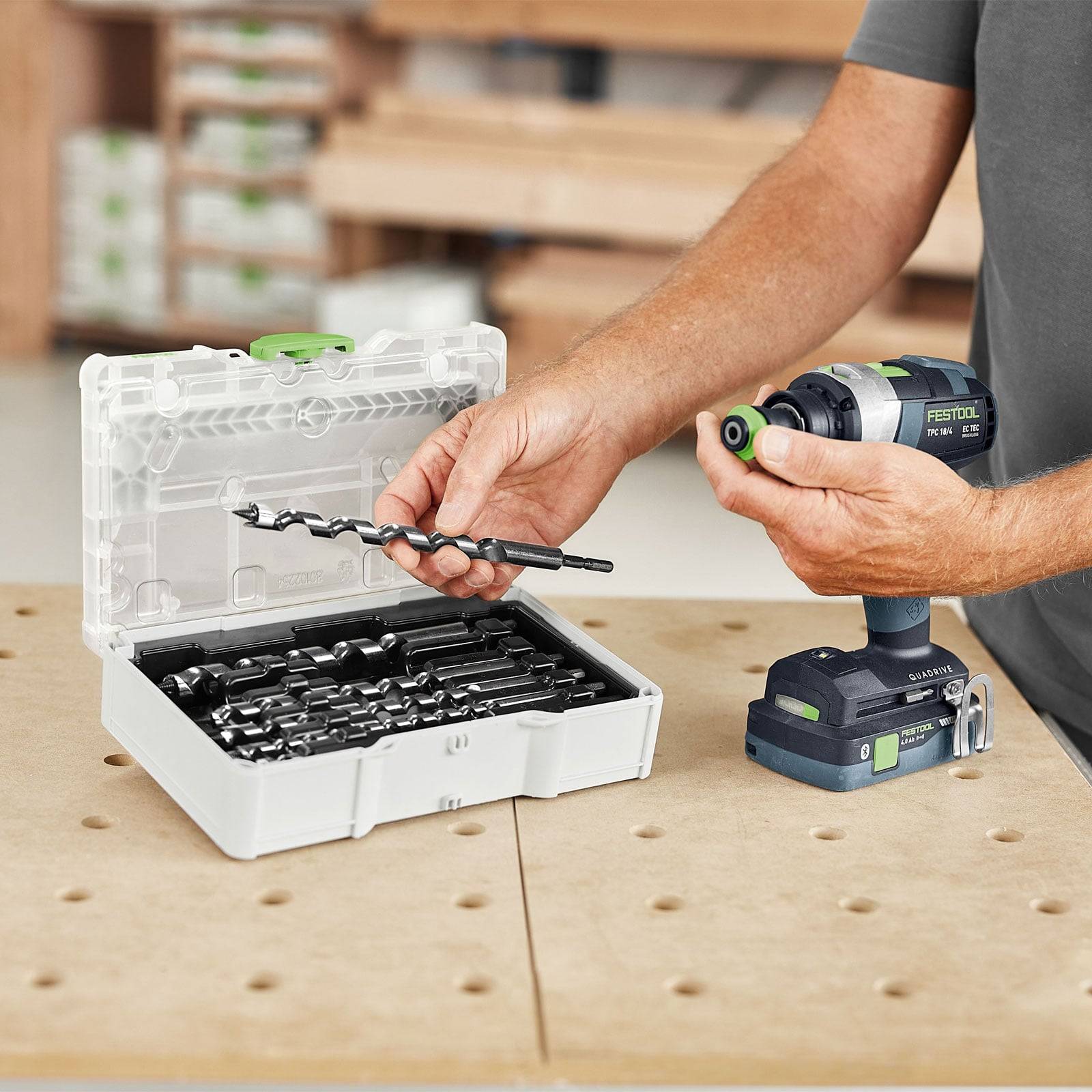 Eine weiße modulare Werkzeugbox mit grünen Griffen mit der Bezeichnung „Festool Systainer