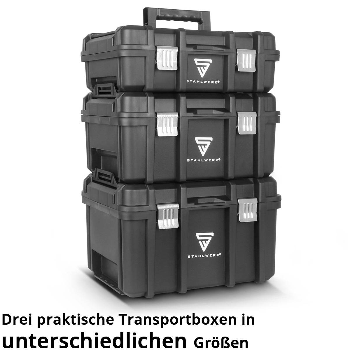 Drei schwarze stapelbare Lagerkästen mit Griff, Marke 'Stahlwerk', hervorgehobener Text darunter lautet 'Drei praktische Transportboxen in unterschiedlichen Größen' (Drei praktische Transportboxen in unterschiedlichen Größen).