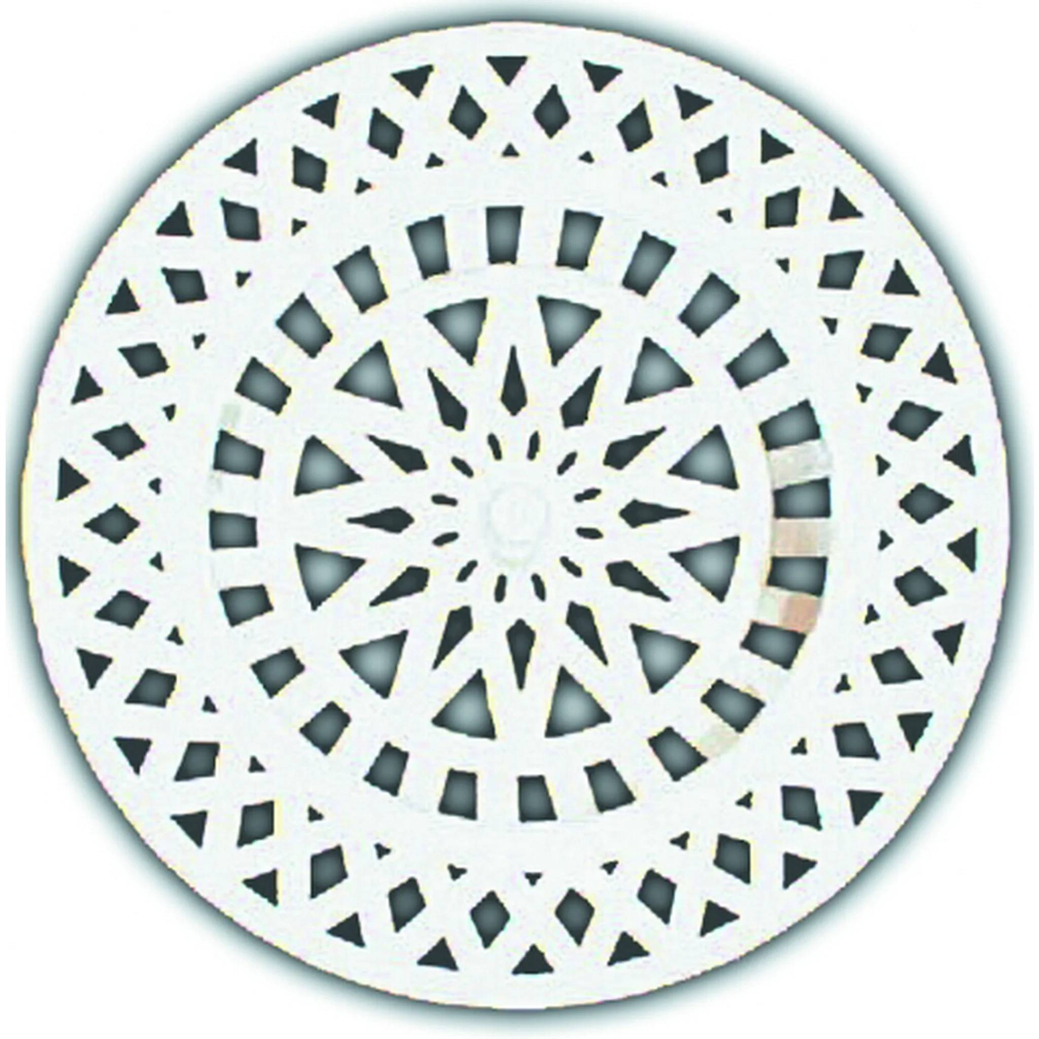 Weiße runde dekorative Gittermedaille mit geometrischen Ausschnitten und einem zentralen Strahlenornament auf einfachem Hintergrund.