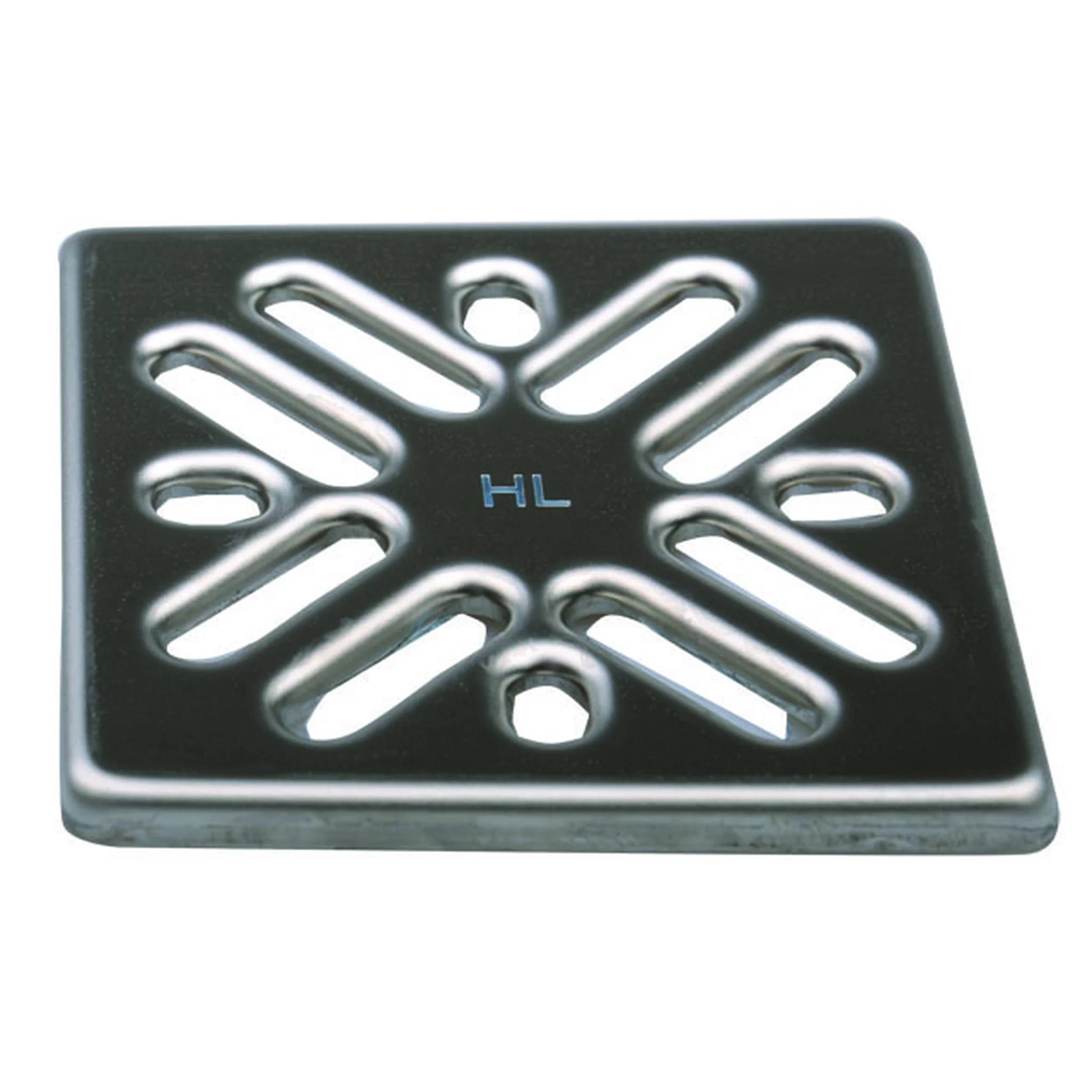 Quadratisches Metallablauf- oder Bodenrost mit drei gekrümmten Ausschnitten und einem zentralen Logo auf weißem Hintergrund.