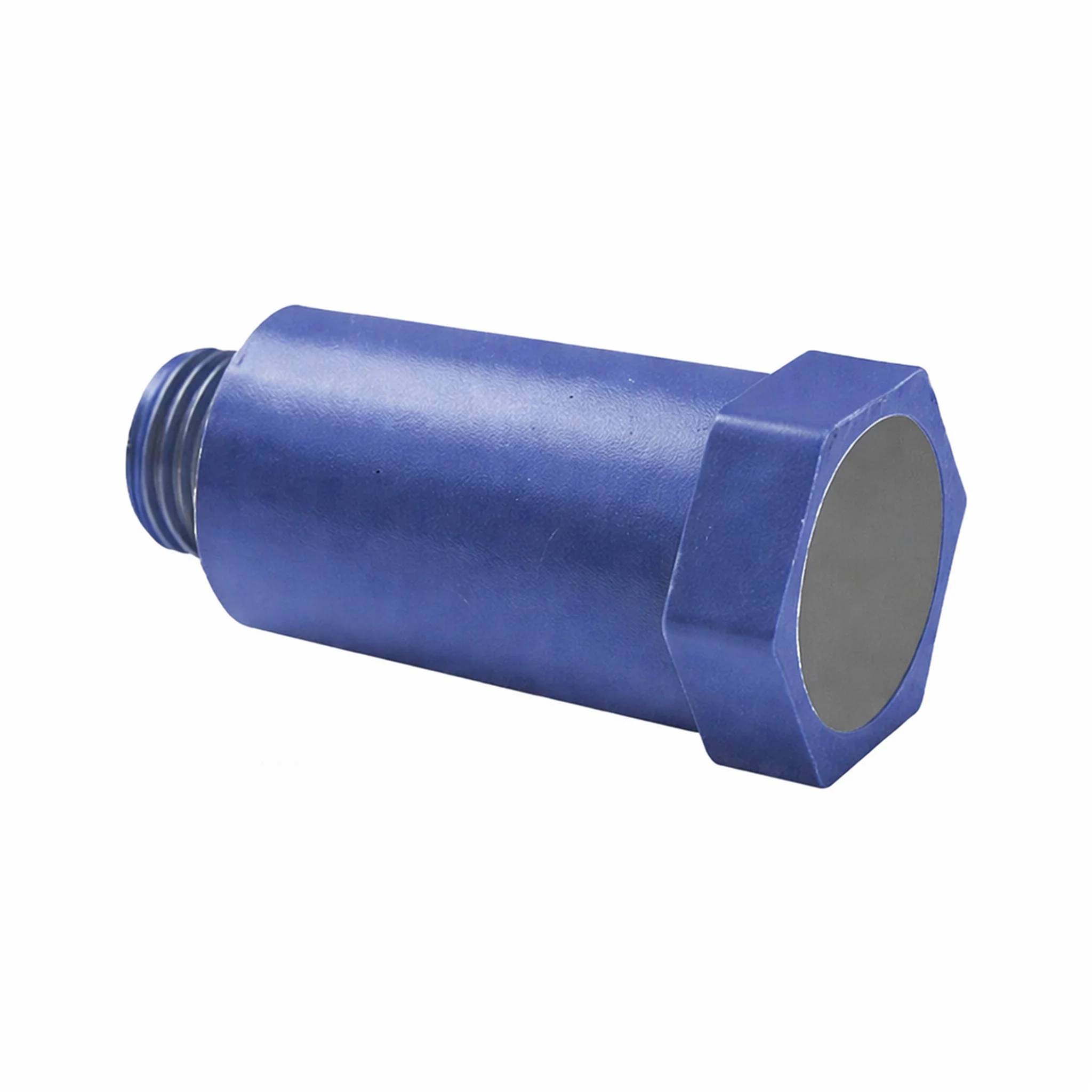 Blauer Metalzylinder-Adapter mit Gewindelende und Sechskantkappe auf weißem Hintergrund.