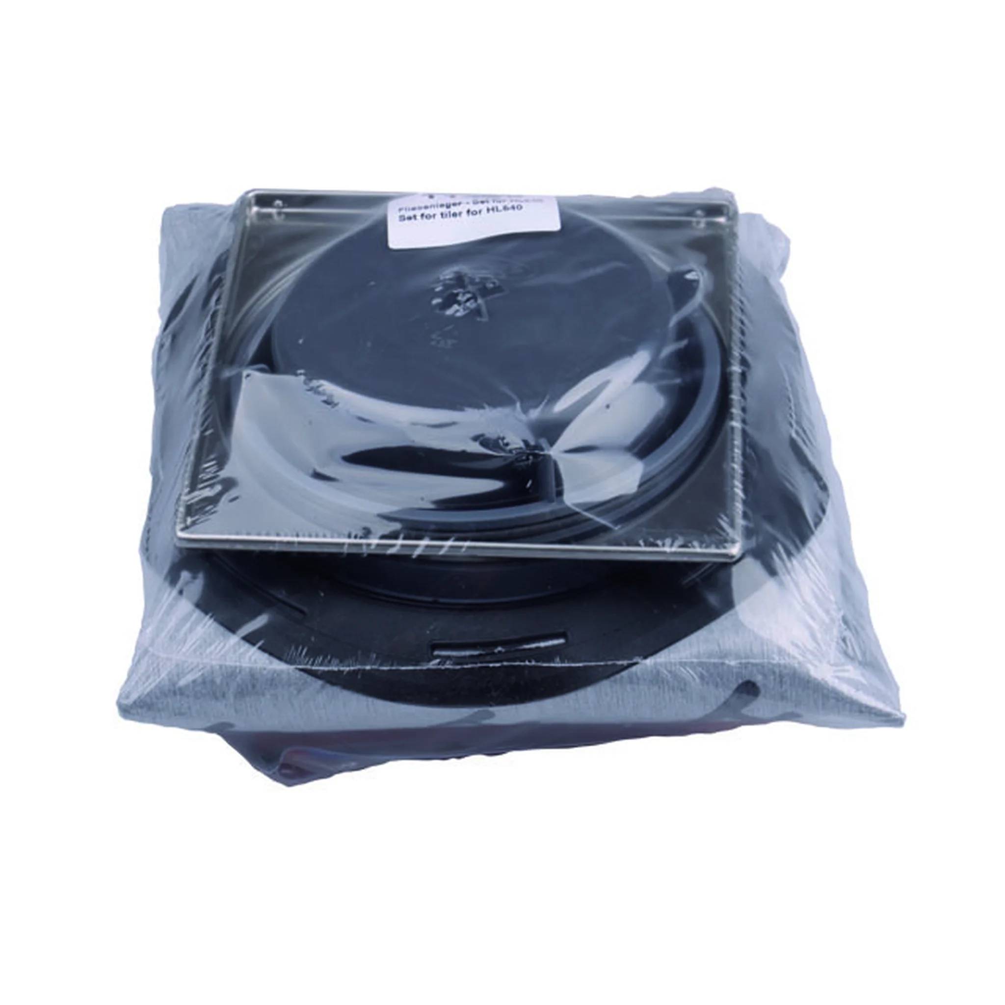 Eingepacktes schwarzes rundes Kochgeschirr-Set in Kunststoffverpackung auf weißem Hintergrund.