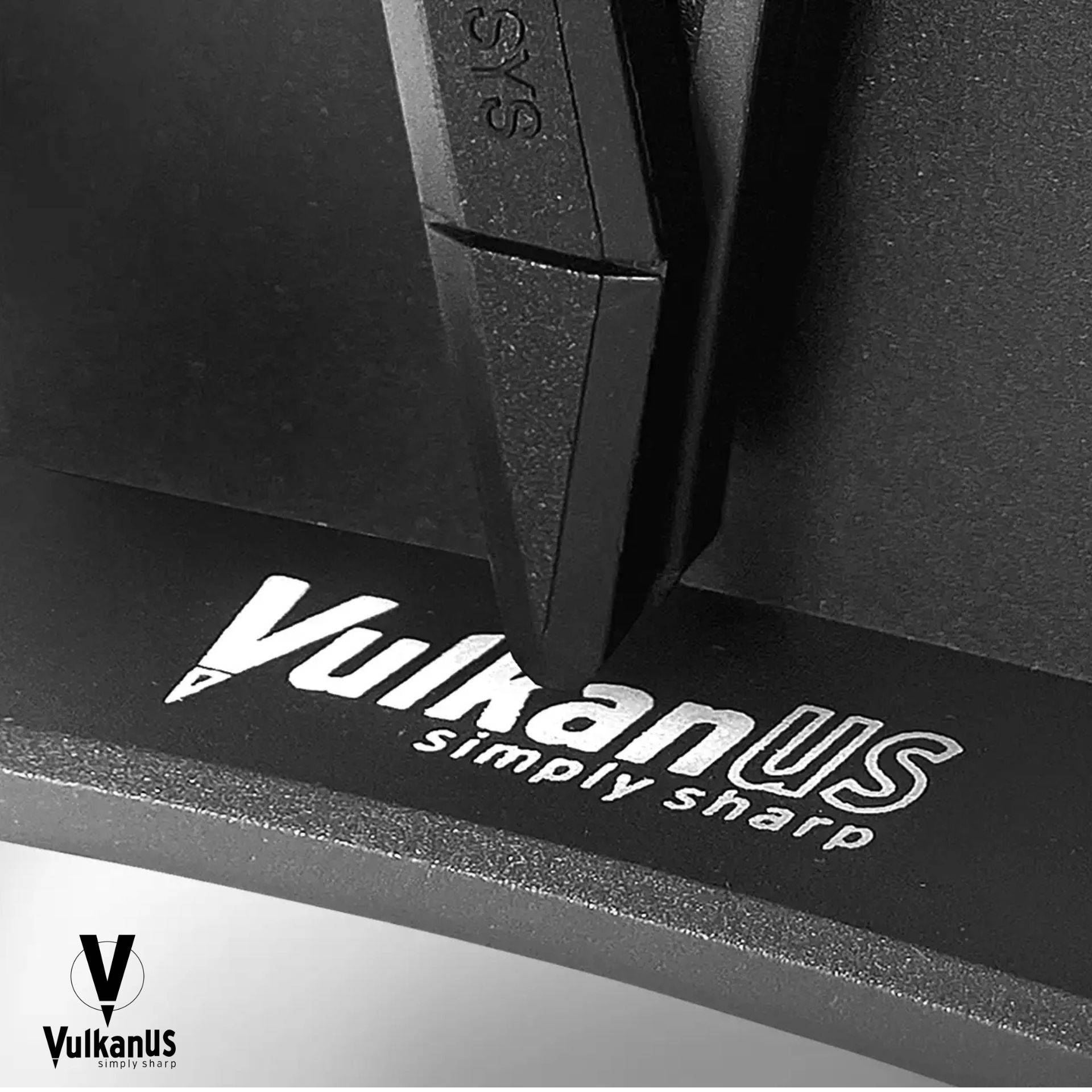 „Nahaufnahme des Vulkanus-Messerschärfers mit Logo und Slogan „einfach scharf.