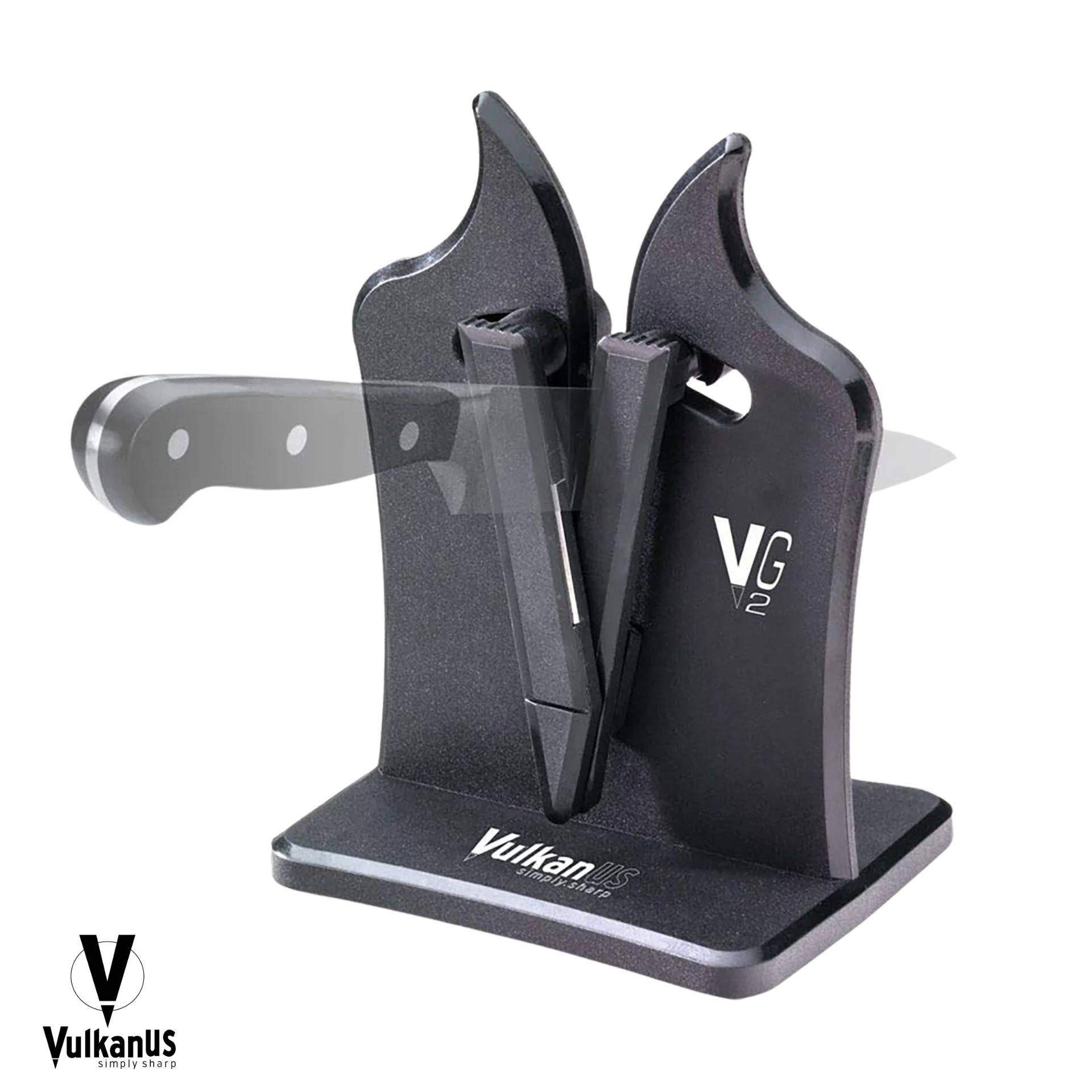 Messerschärfer mit schlankem, schwarzem Design. Er hält ein Messer in der Schärfposition. Vulkanus-Logo auf der Basis sichtbar.