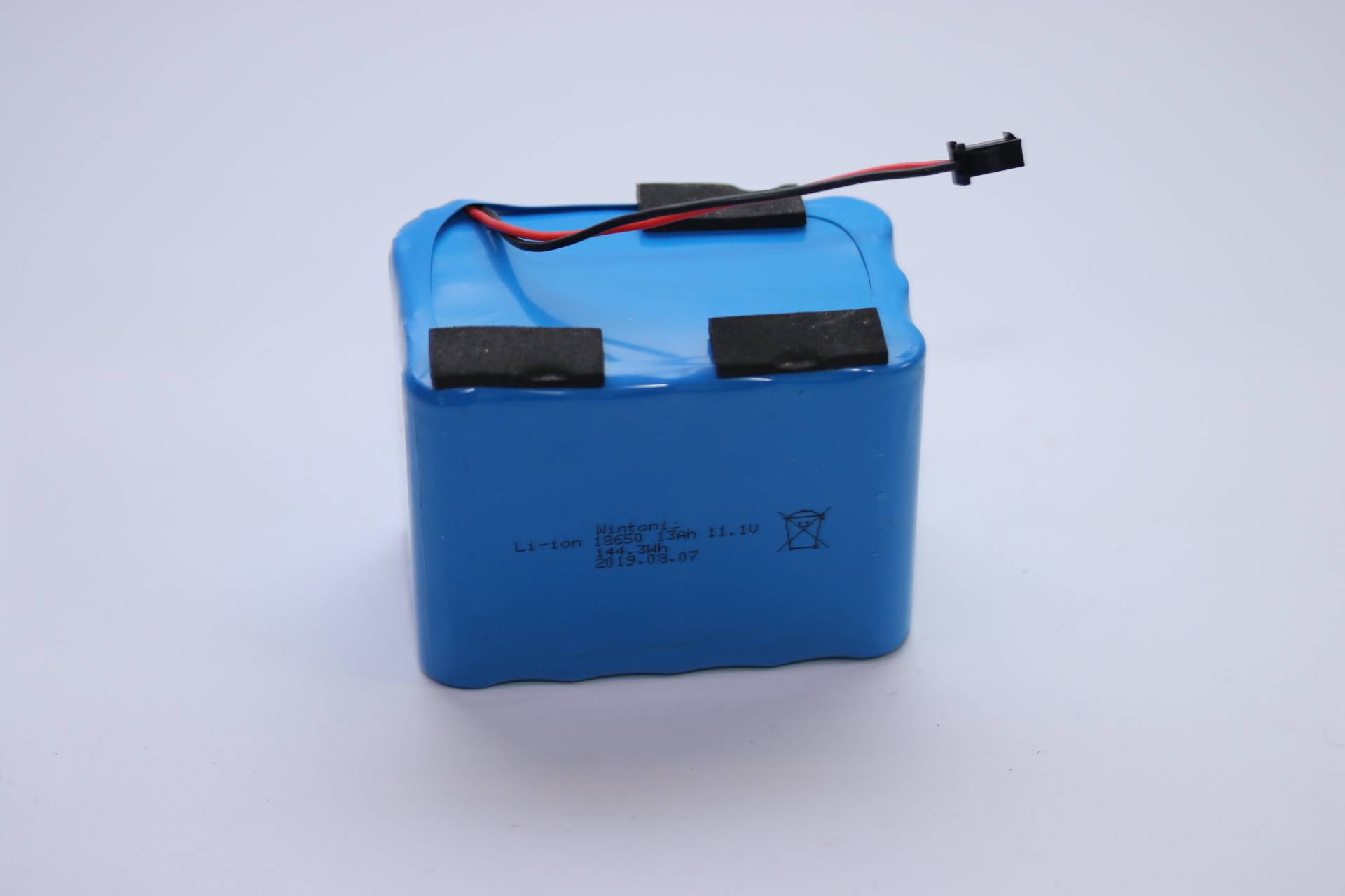 Ein blauer Lithium-Ionen-Akku mit einem schwarz-roten Steckverbinder, gekennzeichnet mit 11,1V 5200mAh.