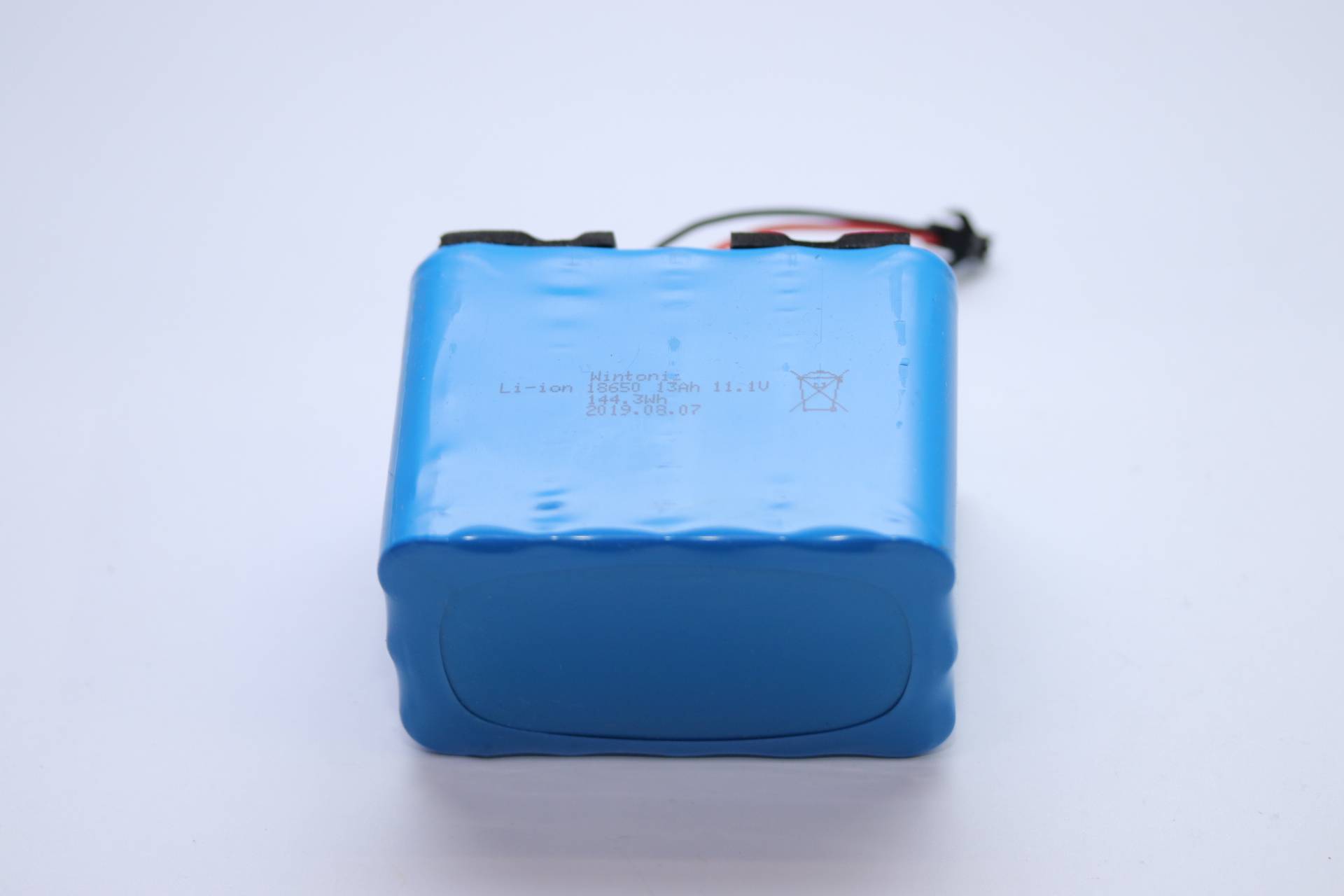 Batteriepack mit blauem Wickel, schwarzen und roten Drähten. Der Text auf der Batterie lautet „Li-Ion 18650 3S1P 3Ah 11,1V