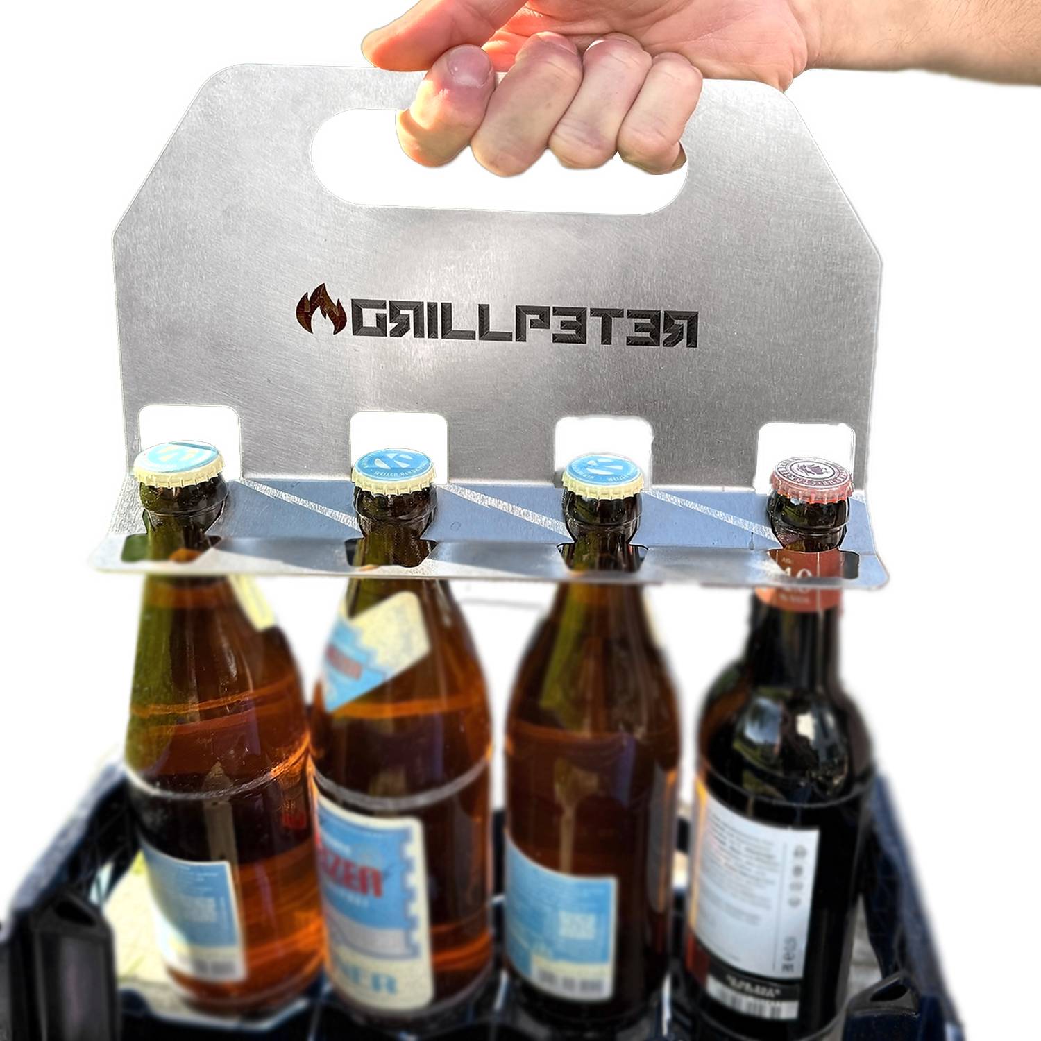 Ein schwarzer Gusseisentopf mit zwei Griffen und einer Metallaufhängeschlaufe, geeignet zum Kochen im Freien oder zum Aufhängen über einem Feuer.