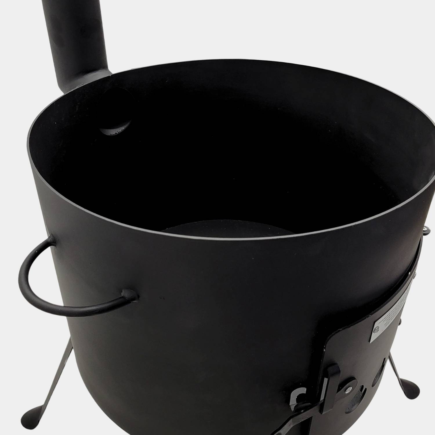 Ein schwarzer, runder Metalltopf mit einem Griff, von oben betrachtet, zeigt sein offenes Inneres.