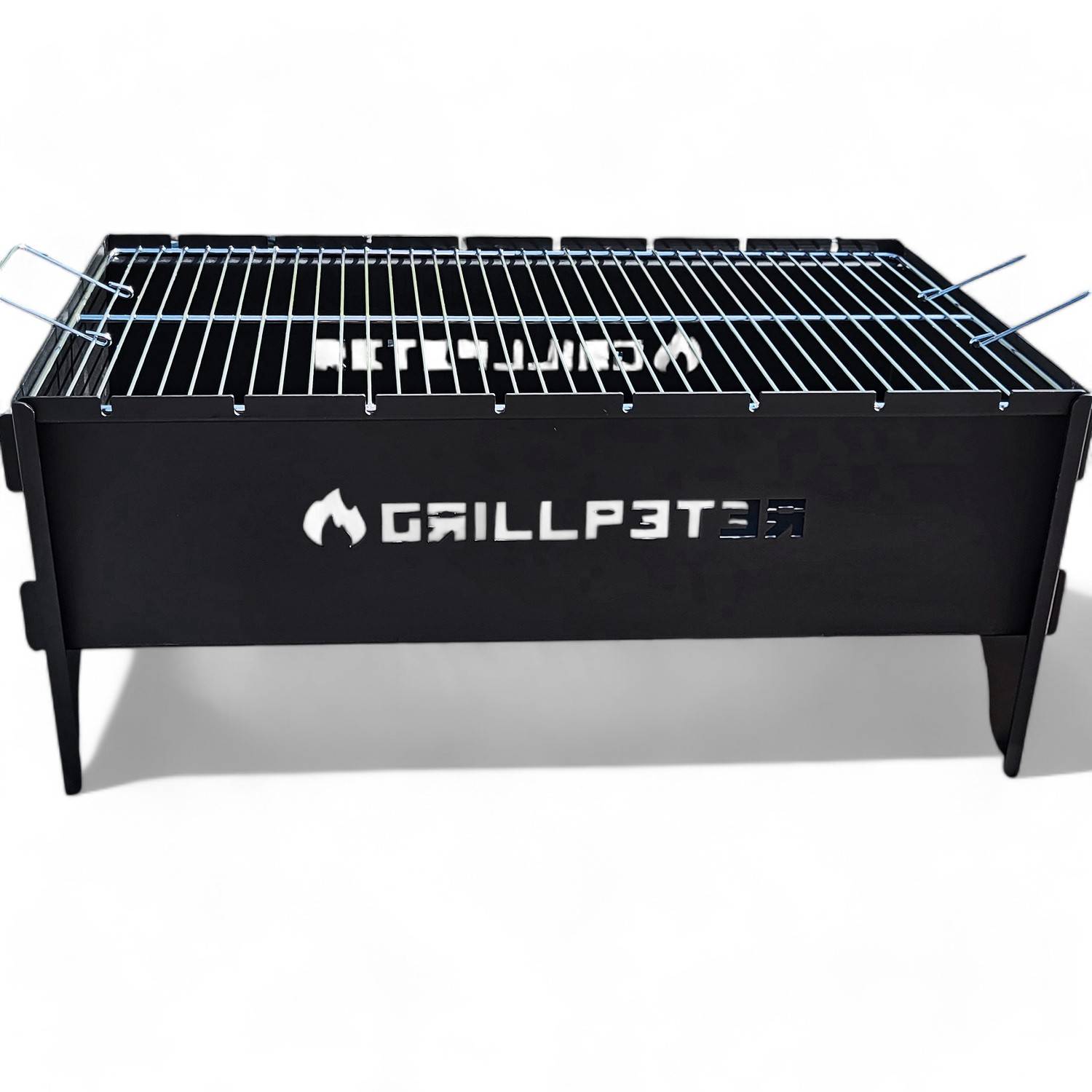 Ein schwarzer Metallgrill mit Schlitzdesign, auf der Vorderseite mit 