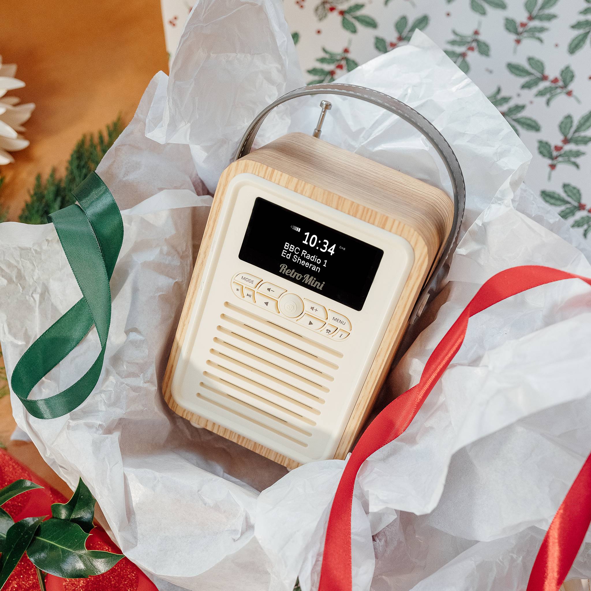 Ein Retro-Radio mit Holzfinish zeigt die Uhrzeit „10:34