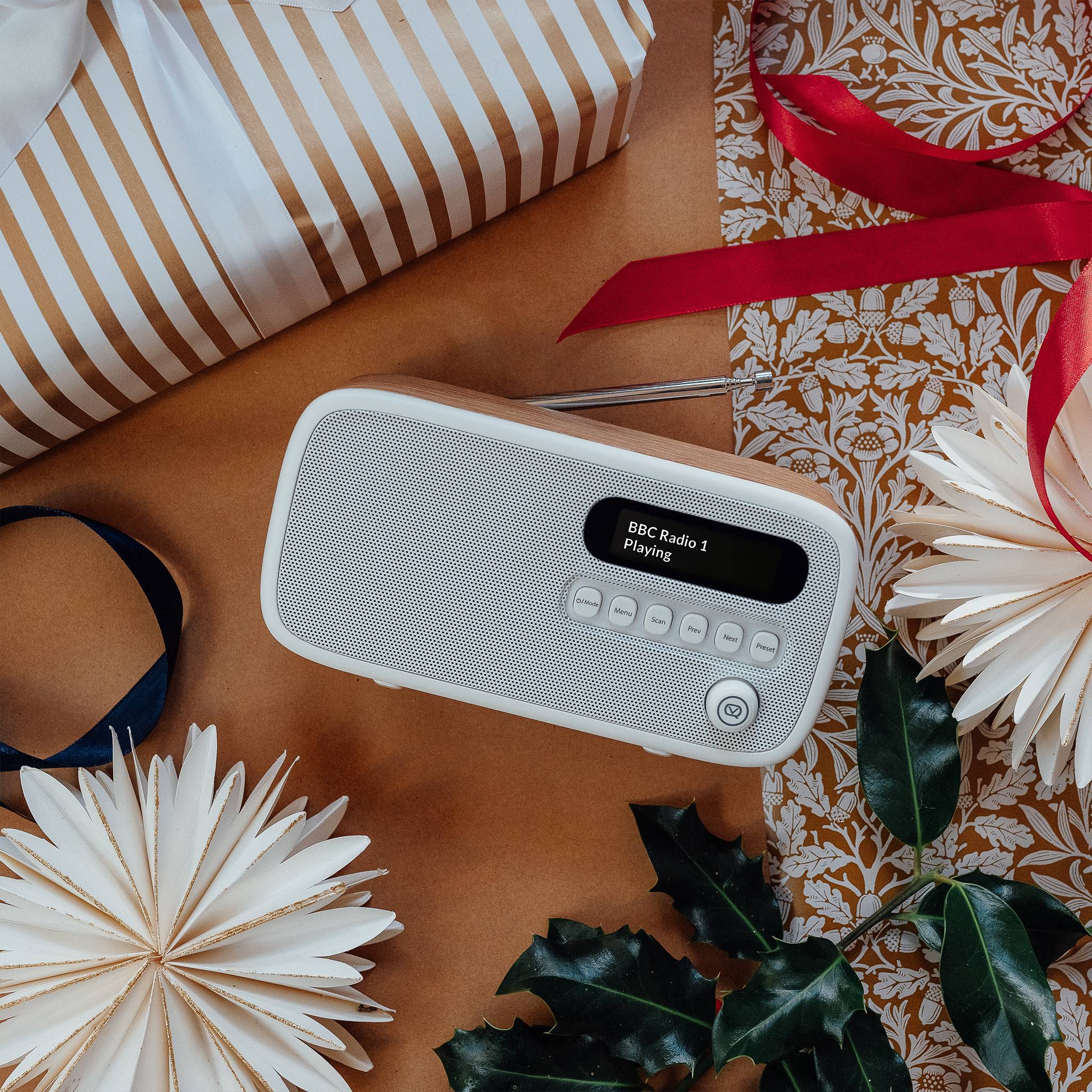 Ein weißes Radio zeigt 