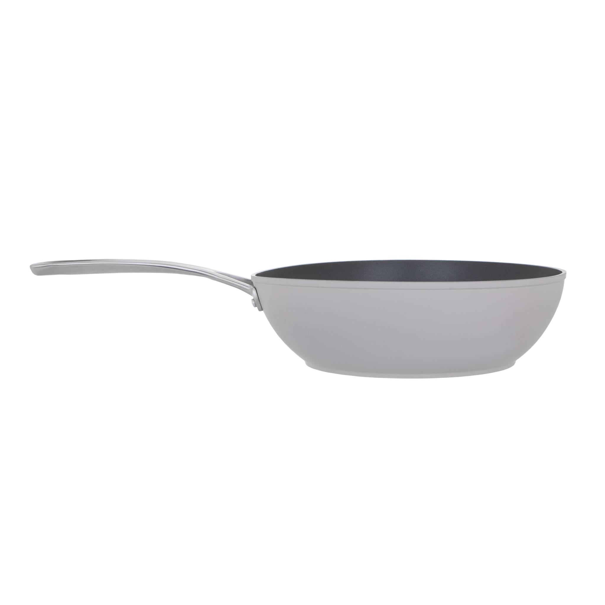 Eine graue Bratpfanne mit langem Stiel, von der Seite gezeigt, vor weißem Hintergrund.