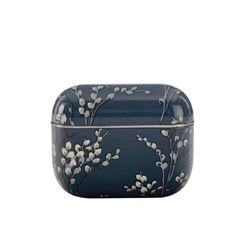 Ein dunkelblauer dekorativer Behälter mit Blumenmuster, das weiße Blüten und schlanke Zweige zeigt.