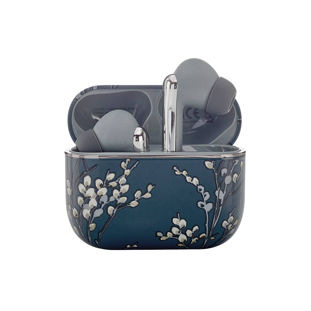 Kabellose Ohrhörer in einem dekorativen blauen Etui mit weißen Blumenmustern, mit kompaktem Design, das sich für tragbares Musikhören eignet.