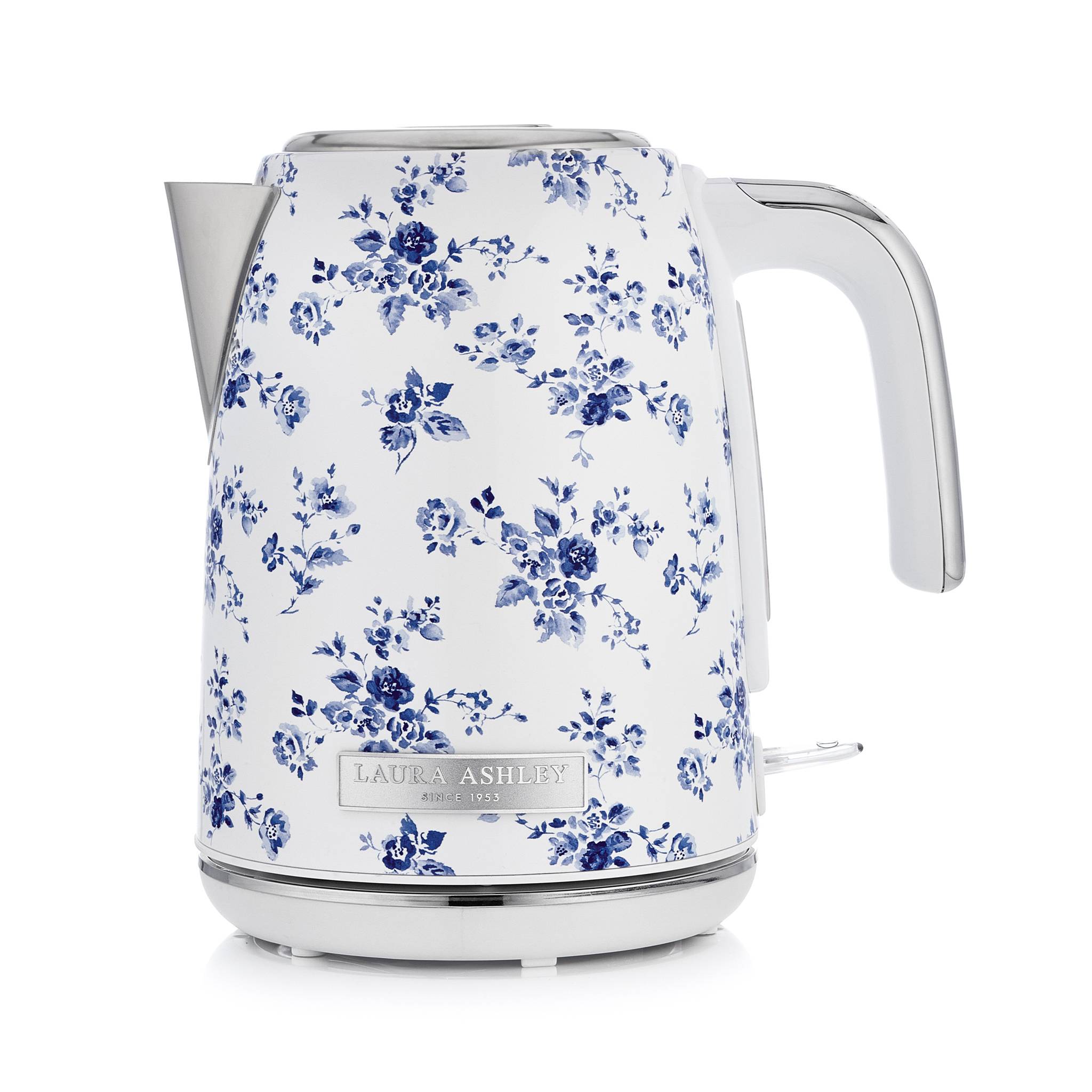 Ein weißer Wasserkessel mit blauem Blumenmuster, mit Edelstahlausguss und Griff. Der Markenname 