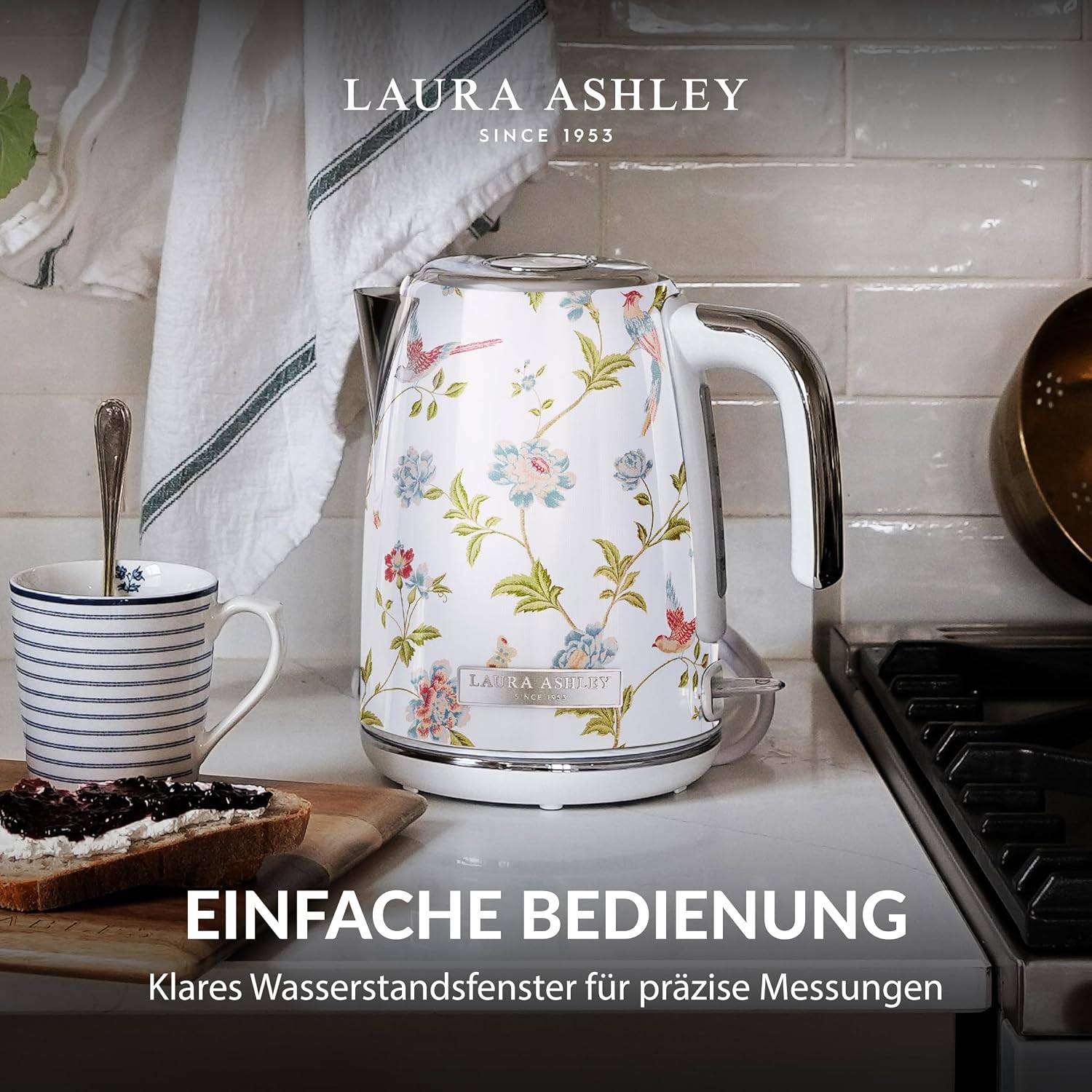 # Florale Laura Ashley Wasserkocher auf einer Küchentheke, mit deutschem Text „EINFACHE BEDIENUNG" und „Klares Wasserstandsfester für präzise Messungen"".
