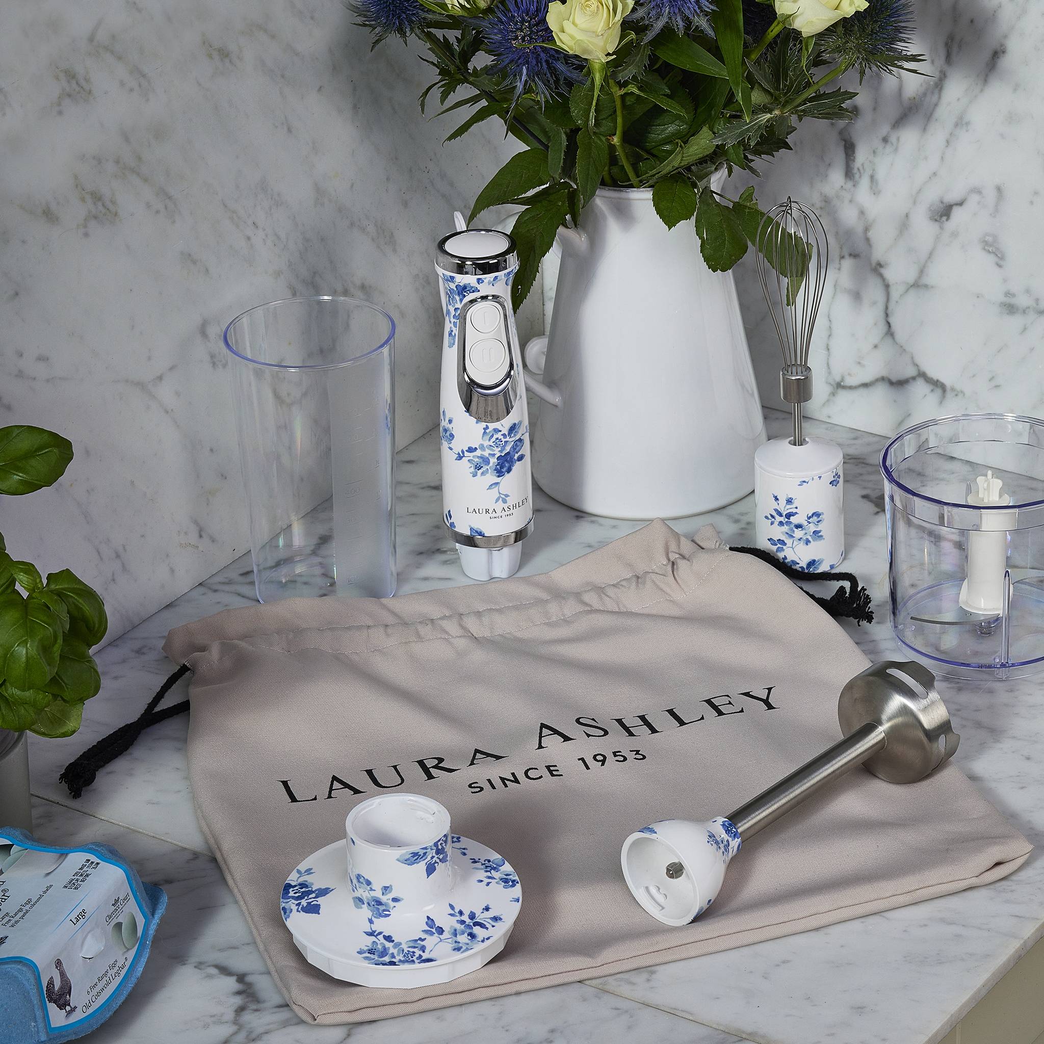 „Eine Küchenszene, die einen mit „Laura Ashley
