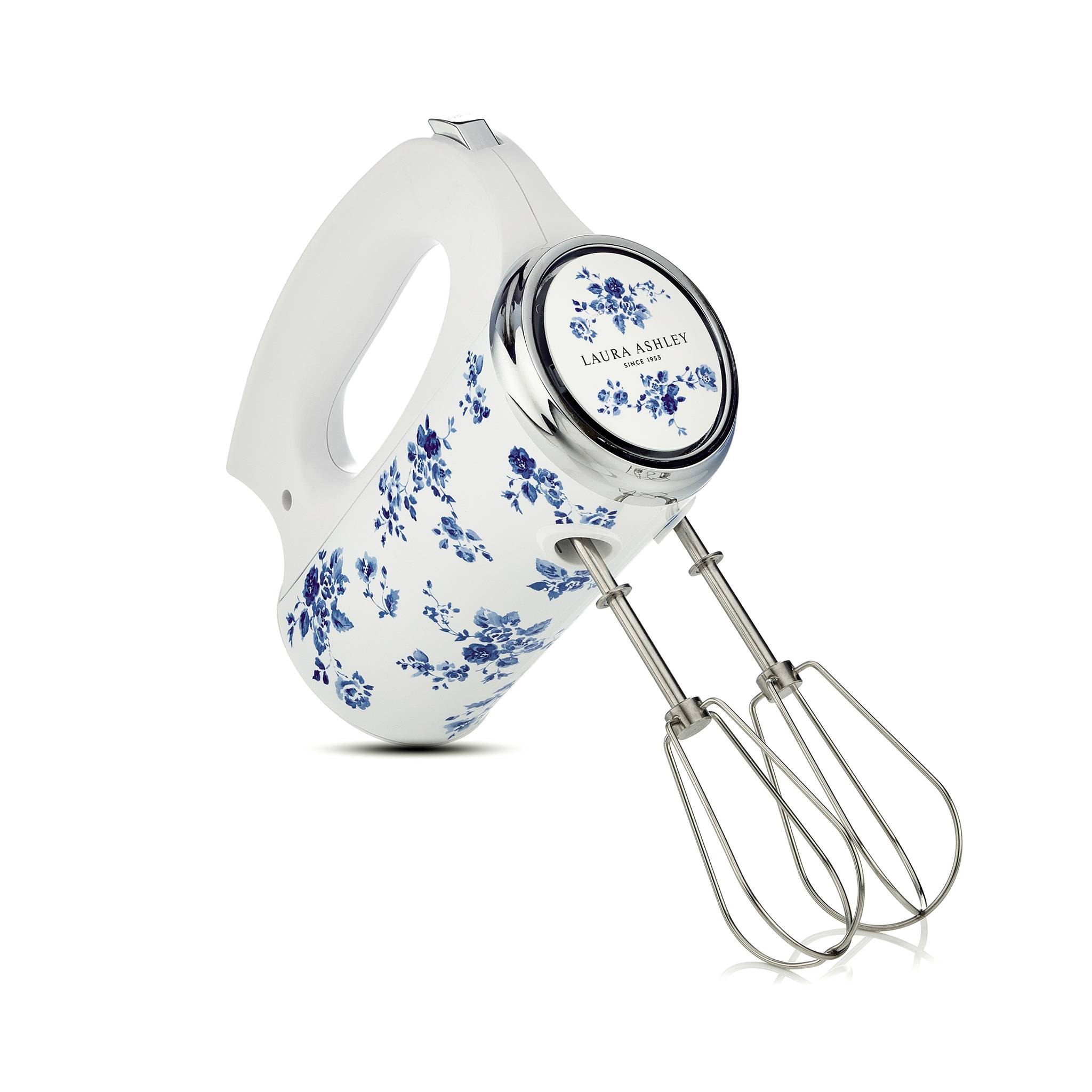 Ein weißer Handmixer mit blauen Blumenmuster auf seinem Gehäuse, mit zwei Metallschlägern ausgestattet. Der Mixer trägt die Markenbezeichnung 'Laura Ashley'.