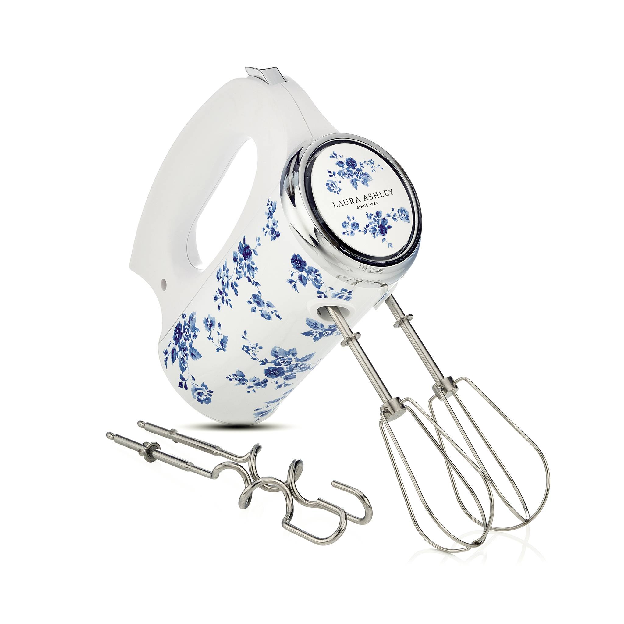 Ein weiß-blauer Handmixer mit Blumenmuster und zwei angebrachten Rührbesen, begleitet von zusätzlichen Mischzubehörteilen.
