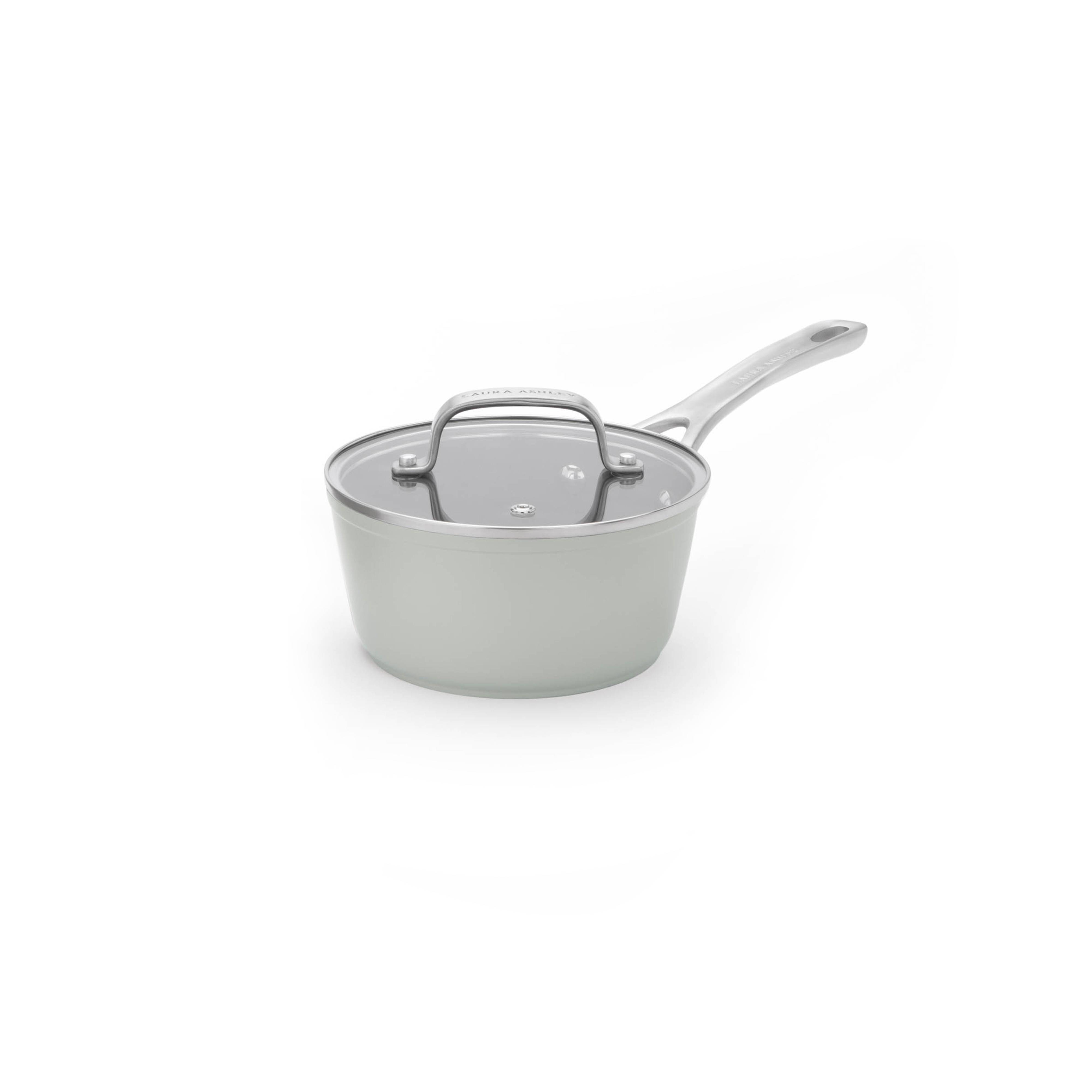 Eine graue Kasserolle mit Deckel und Griff, geeignet zum Kochen auf dem Herd.