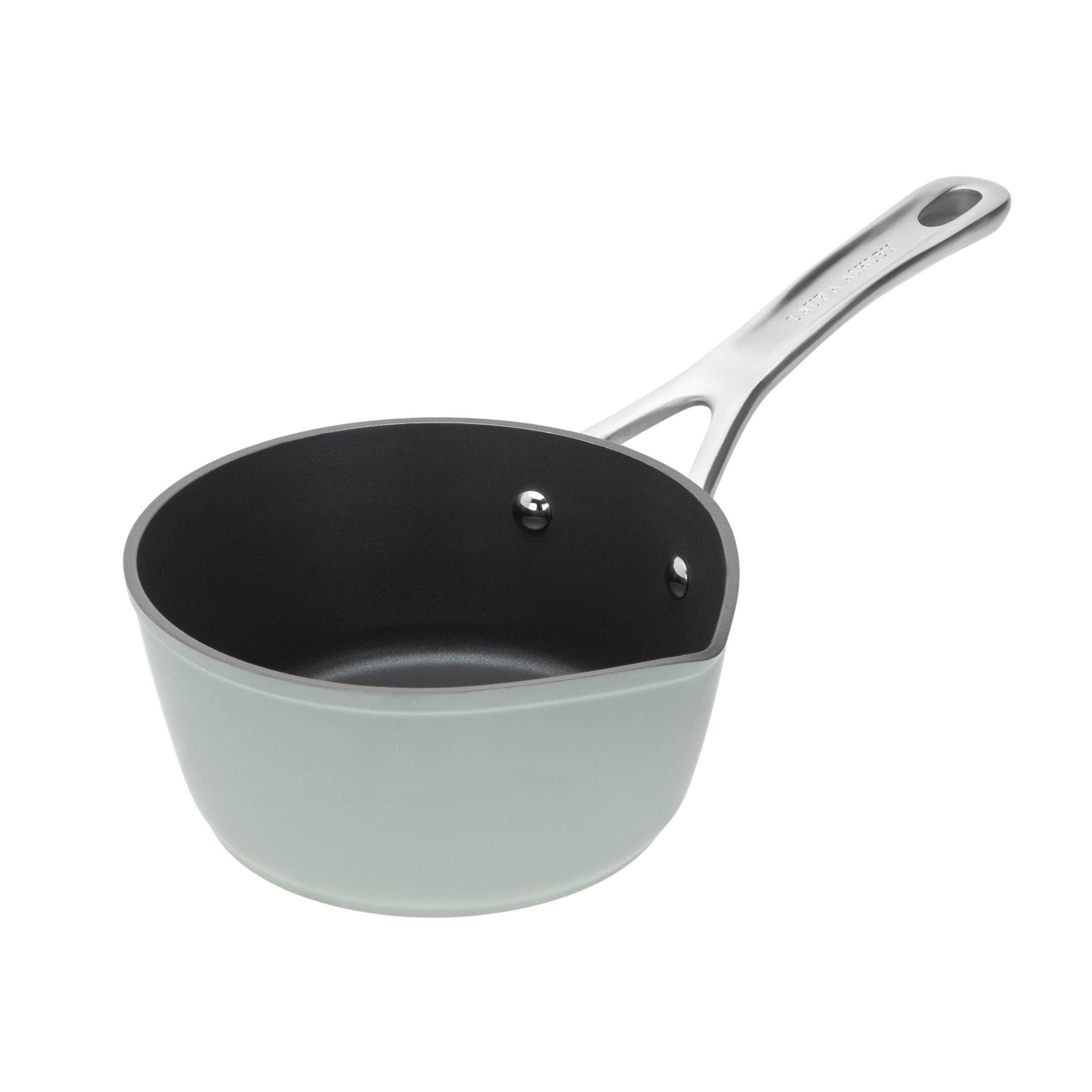 Eine graue Pfanne mit langem silbernem Griff, von der Seite betrachtet. Das Innere der Pfanne ist schwarz und sie wirkt leer und sauber.