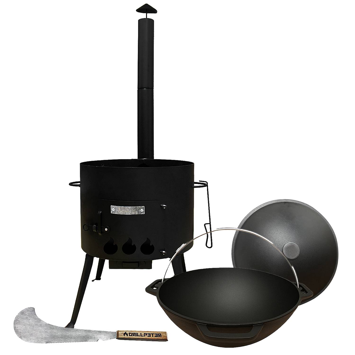 Ein schwarzer Außenkochherd mit vertikalem Schornstein, einem gekrümmten Wok, einem Griff, einem Kochdeckel und einem Spatel auf weißem Hintergrund.