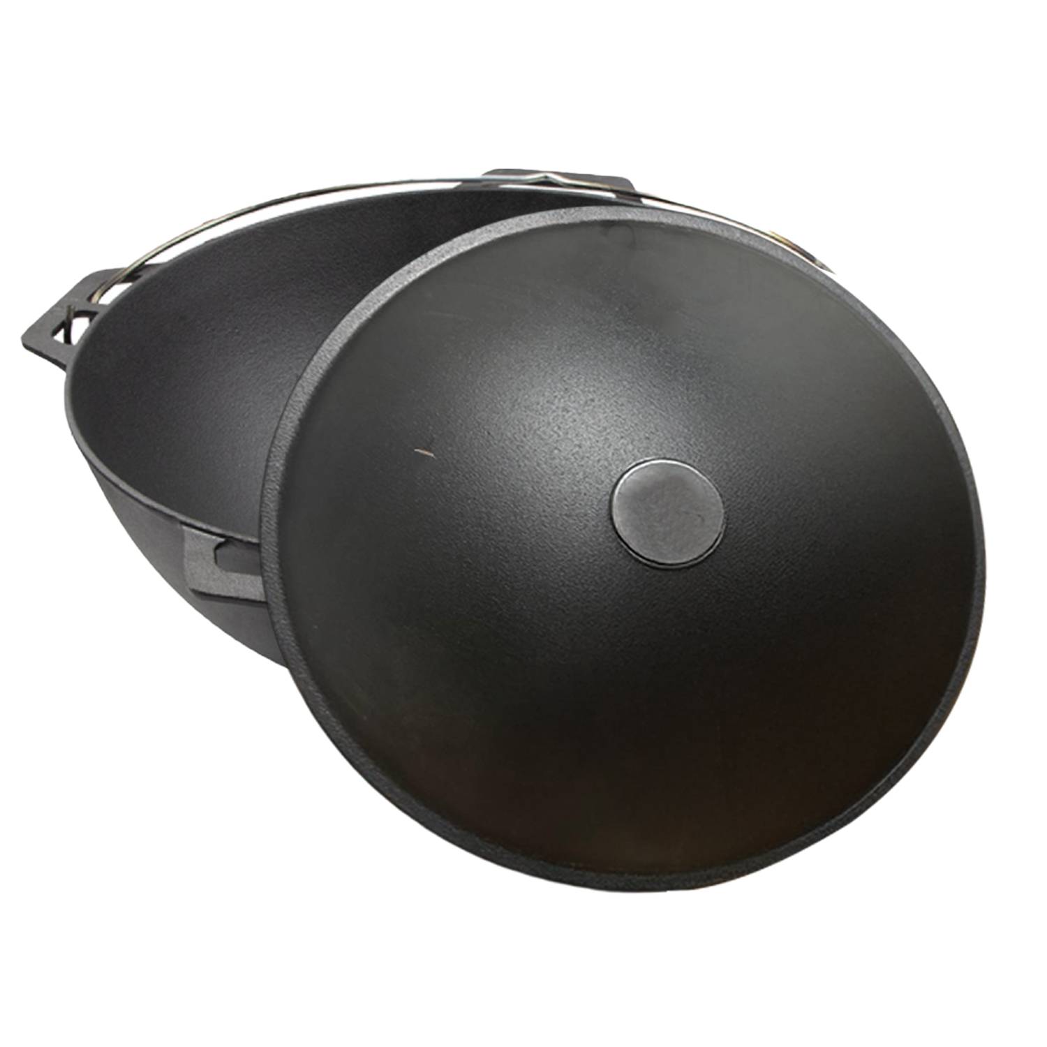 Ein schwarzer runder Bräter mit einem leicht geöffnetem Deckel, der einen Griff an der Seite zeigt, was auf die Verwendung zum Kochen oder Backen hindeutet.