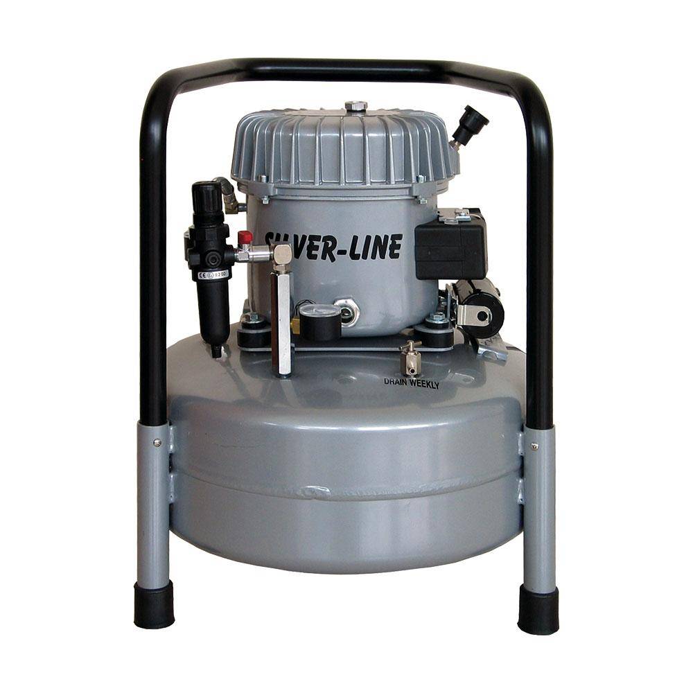 Ein grauer industrieller Luftkompressor mit einem schützenden schwarzen Rahmen, ausgestattet mit Manometern, Ventilen und mit der Bezeichnung „Silver-Line
