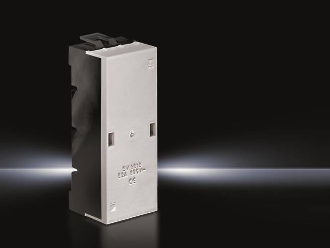 Eine Nahaufnahme einer rechteckigen elektrischen Komponente vor dunklem Hintergrund, mit einer glatten, metallischen Frontplatte mit geprägtem Text.