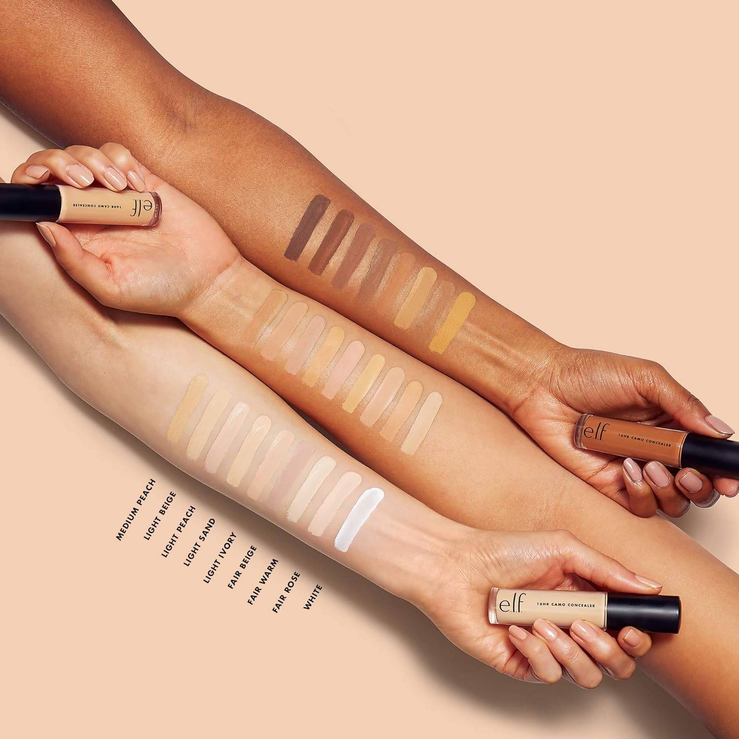 Das Bild zeigt drei Arme mit unterschiedlichen Hautfarbtönen, auf denen mehrere Concealer-Farbvarianten präsentiert werden und die Produktpalette zur Schau gestellt wird.
