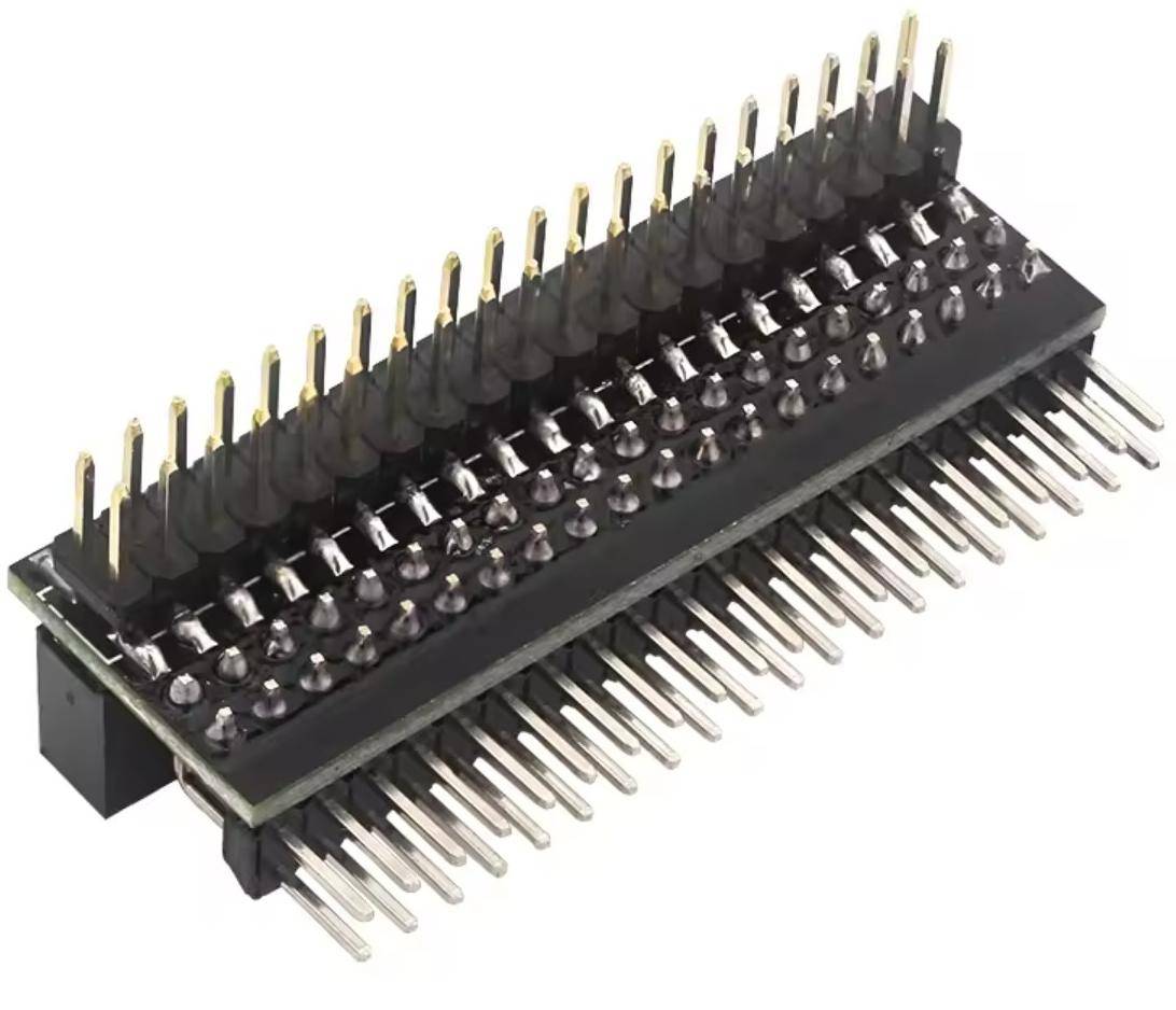 Ein zweireihiger Stiftleistenstecker mit vergoldeten Kontakten zur Verbindung elektronischer Komponenten auf Leiterplatten.