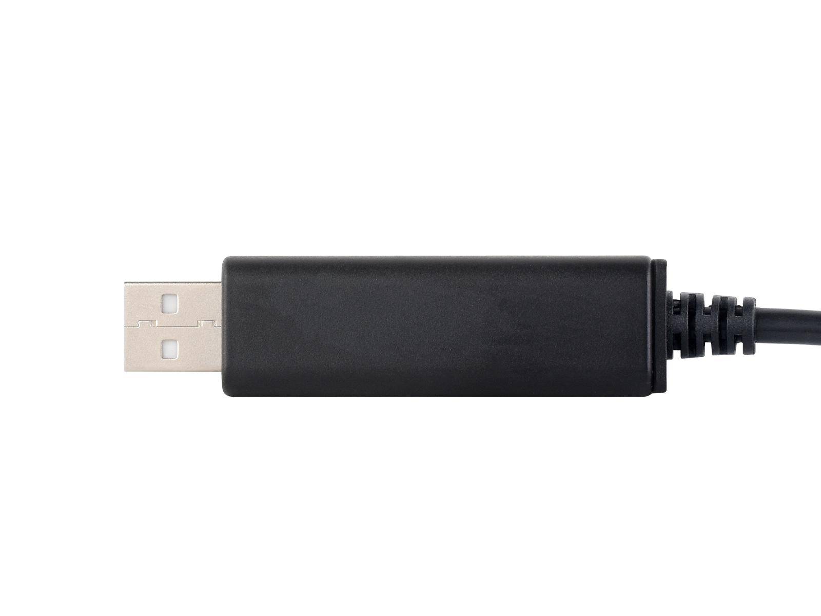 Ein kleine schwarze elektronische Leiterplatte mit zwei weißen Anschlüssen, beschriftet mit „DC IN