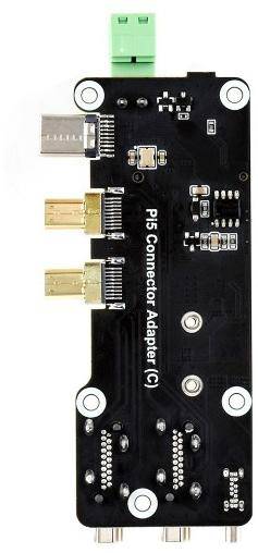 Eine schwarze Pi5-Connector-Adapter-Leiterplatte mit vergoldeten Steckverbindern und sichtbaren elektronischen Komponenten.