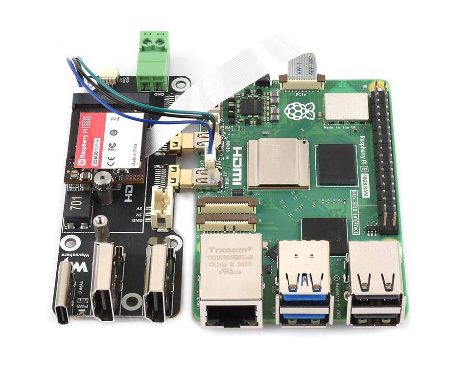 Raspberry-Pi-Platine mit USB-Anschlüssen, microSD-Karte und verschiedenen Steckverbindern. Daneben eine Erweiterungsplatine mit zusätzlichen USB-Anschlüssen.