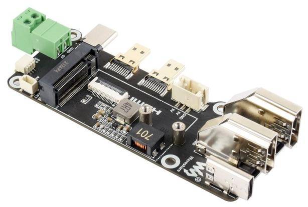 Eine Leiterplatte mit verschiedenen elektronischen Komponenten einschließlich Steckverbindungen, einem Chip und einem Anschluss, die in elektronischen Geräten für Konnektivität verwendet wird.