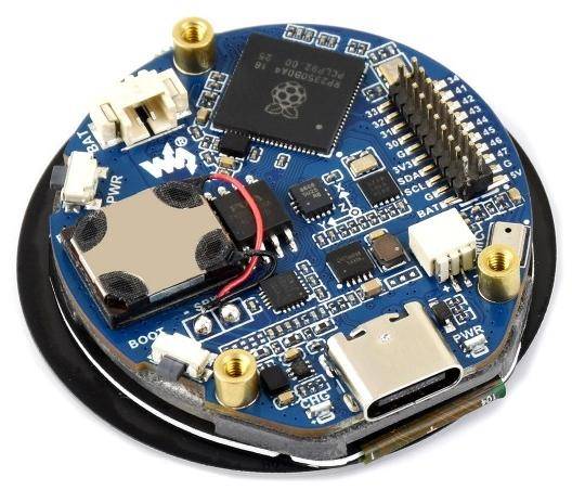 Eine kreisförmige Leiterplatte mit einer Vielzahl von Komponenten, Anschlüssen und einem Raspberry-Pi-Logo, die für elektronische Projekte verwendet wird.