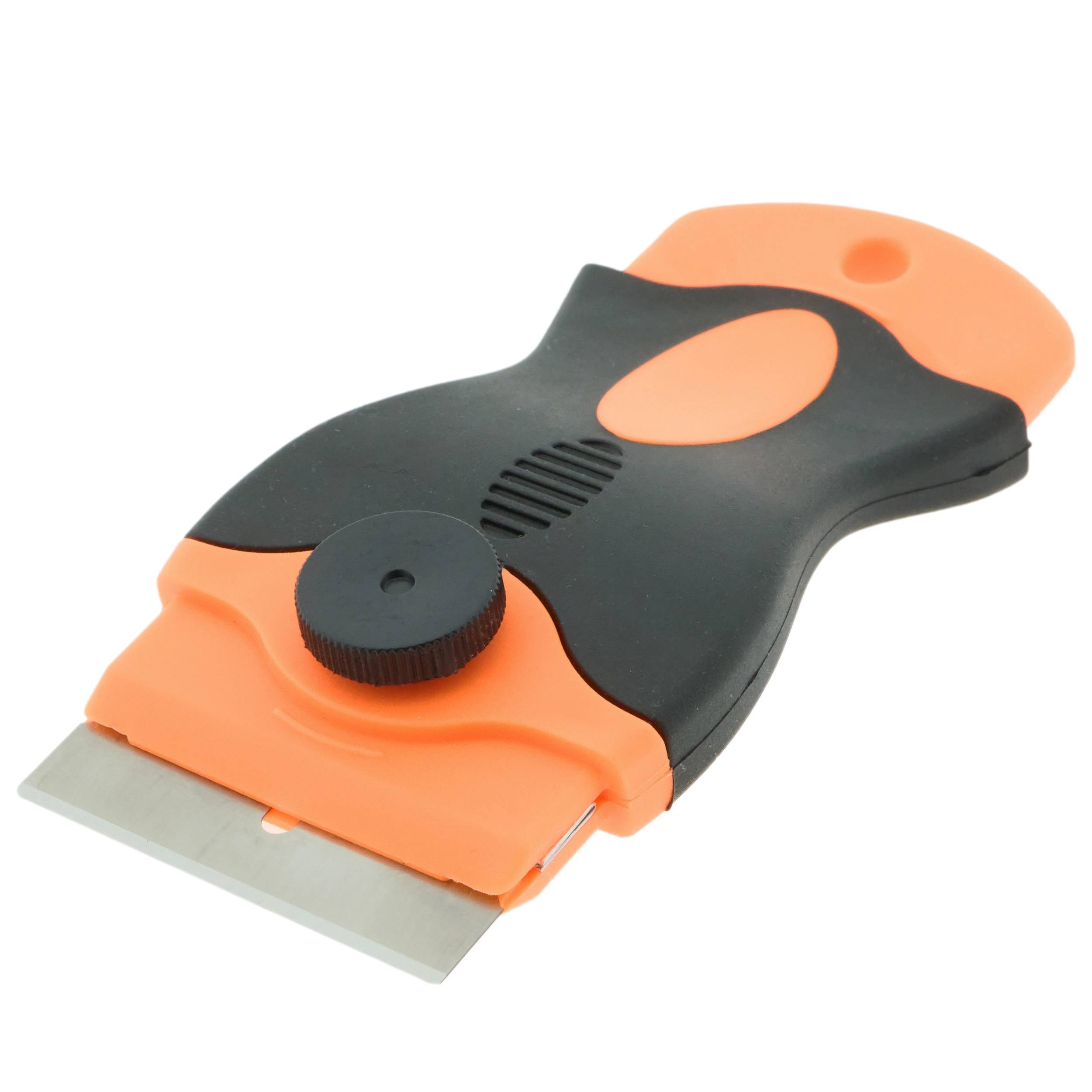 Ein tragbares orange-schwarzes Schabwerkzeug mit einer Metallklinge und einem schwarzen Drehknopf zum Einstellen der Klingenlänge.